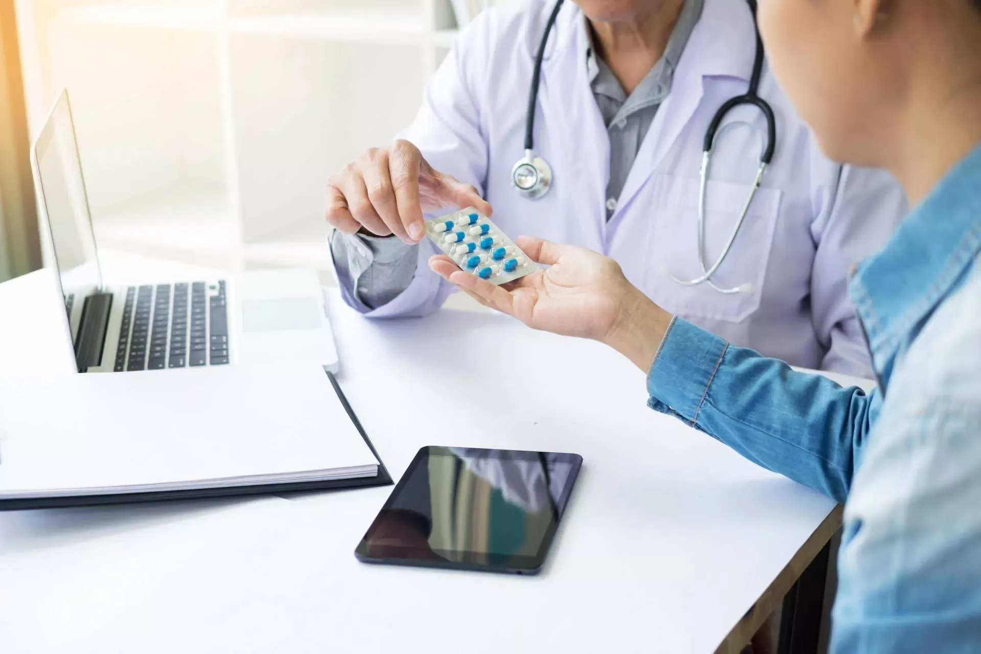 Ärztin übergibt Patientin Blisterpackung mit Tabletten. Bild: IMAGO / Panthermedia / snowing Ärztin übergibt Patientin Blisterpackung mit Tabletten. Bild: IMAGO / Panthermedia / snowing