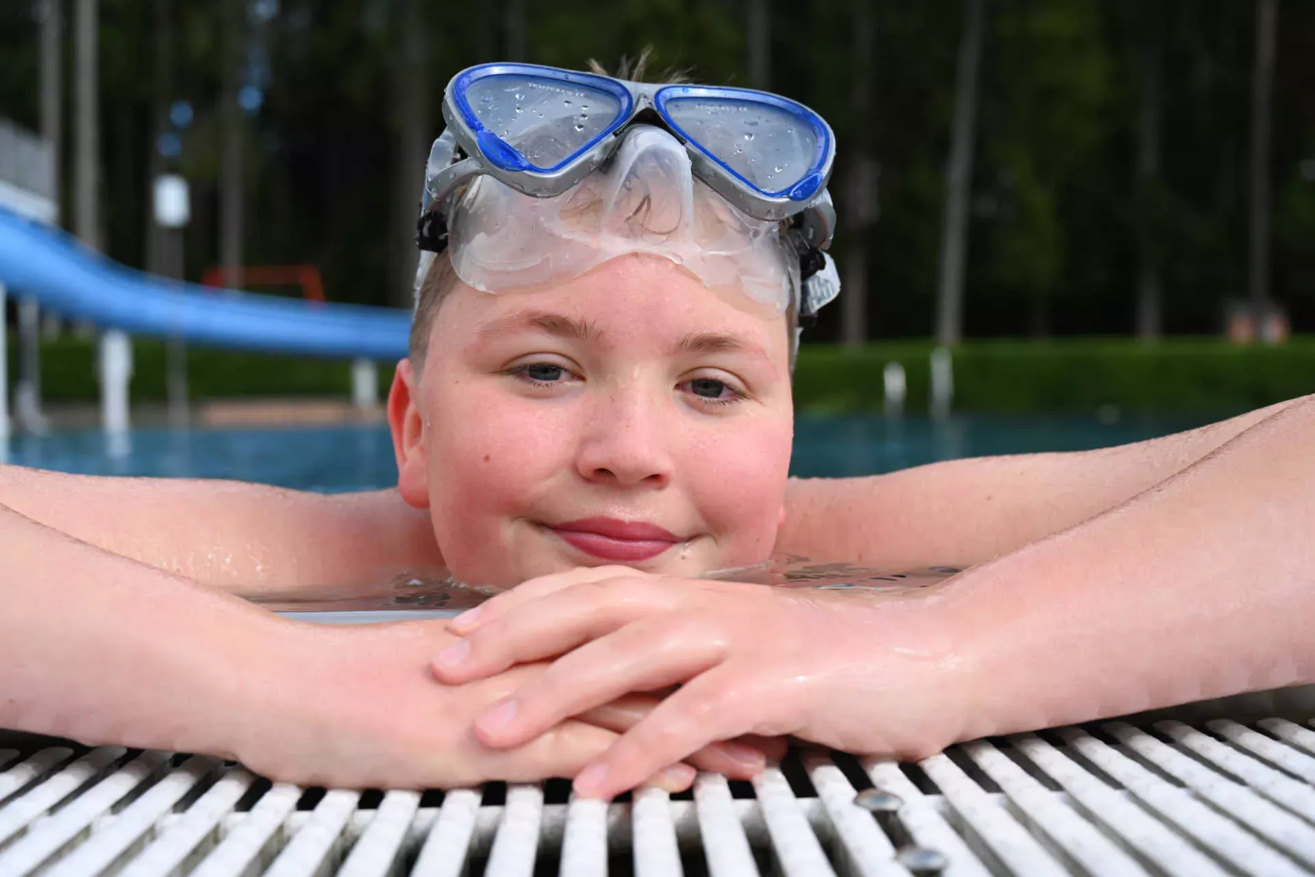 Übergewichtiger Junge mit Schwimmbrille auf der Stirn ruht sich am Schwimmbeckenrand aus. Bild: IMAGO / Petra Schneider Übergewichtiger Junge mit Schwimmbrille auf der Stirn ruht sich am Schwimmbeckenrand aus. Bild: IMAGO / Petra Schneider