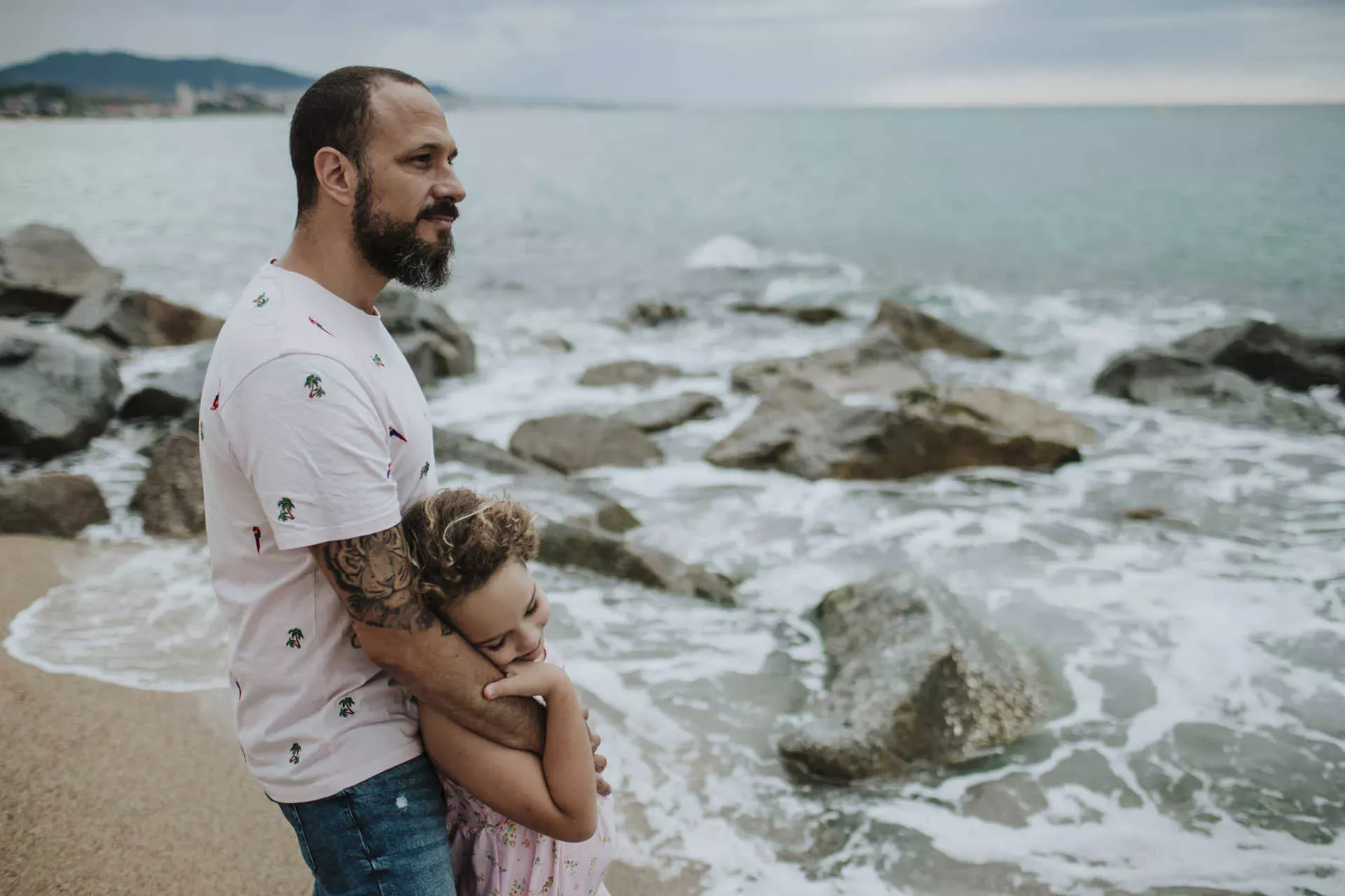 Vater mit Tochter am Meeresstrand. Bild: IMAGO / Westend61 Vater mit Tochter am Meeresstrand. Bild: IMAGO / Westend61