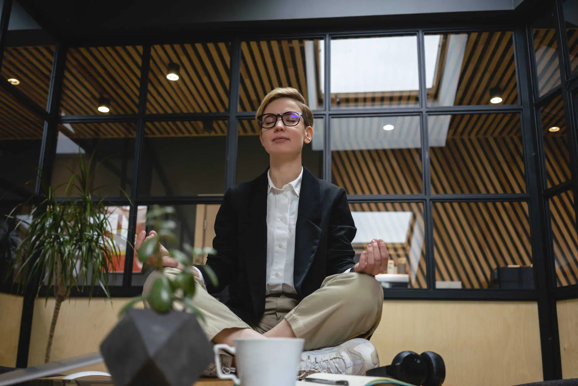 Frau sitzt mit geschlossenen Augen auf ihrem Büroschreibtisch und macht Yoga-Meditation. Bild: IMAGO / Westend61 / Vasily Pindyurin Frau sitzt mit geschlossenen Augen auf ihrem Büroschreibtisch und macht Yoga-Meditation. Bild: IMAGO / Westend61 / Vasily Pindyurin