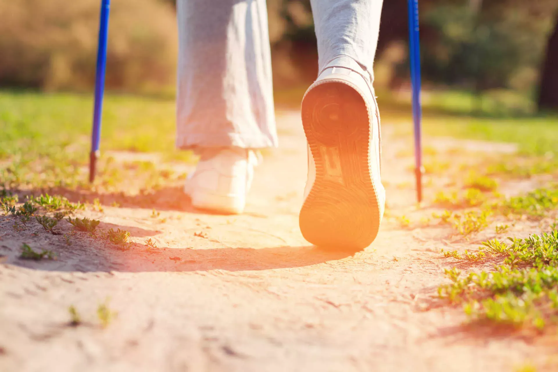Ältere Frau läuft mit Walkingstöcken, Ausschnitt Füße. Bild: IMAGO / agefotostock / jacobchuk Ältere Frau läuft mit Walkingstöcken, Ausschnitt Füße. Bild: IMAGO / agefotostock / jacobchuk