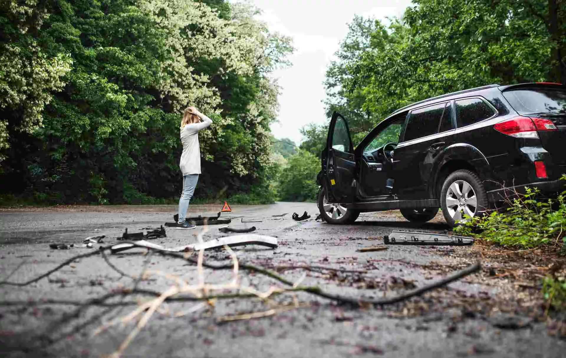 Junge Frau neben ihrem verunfallten Auto. Bild: IMAGO / agefotostock Junge Frau neben ihrem verunfallten Auto. Bild: IMAGO / agefotostock