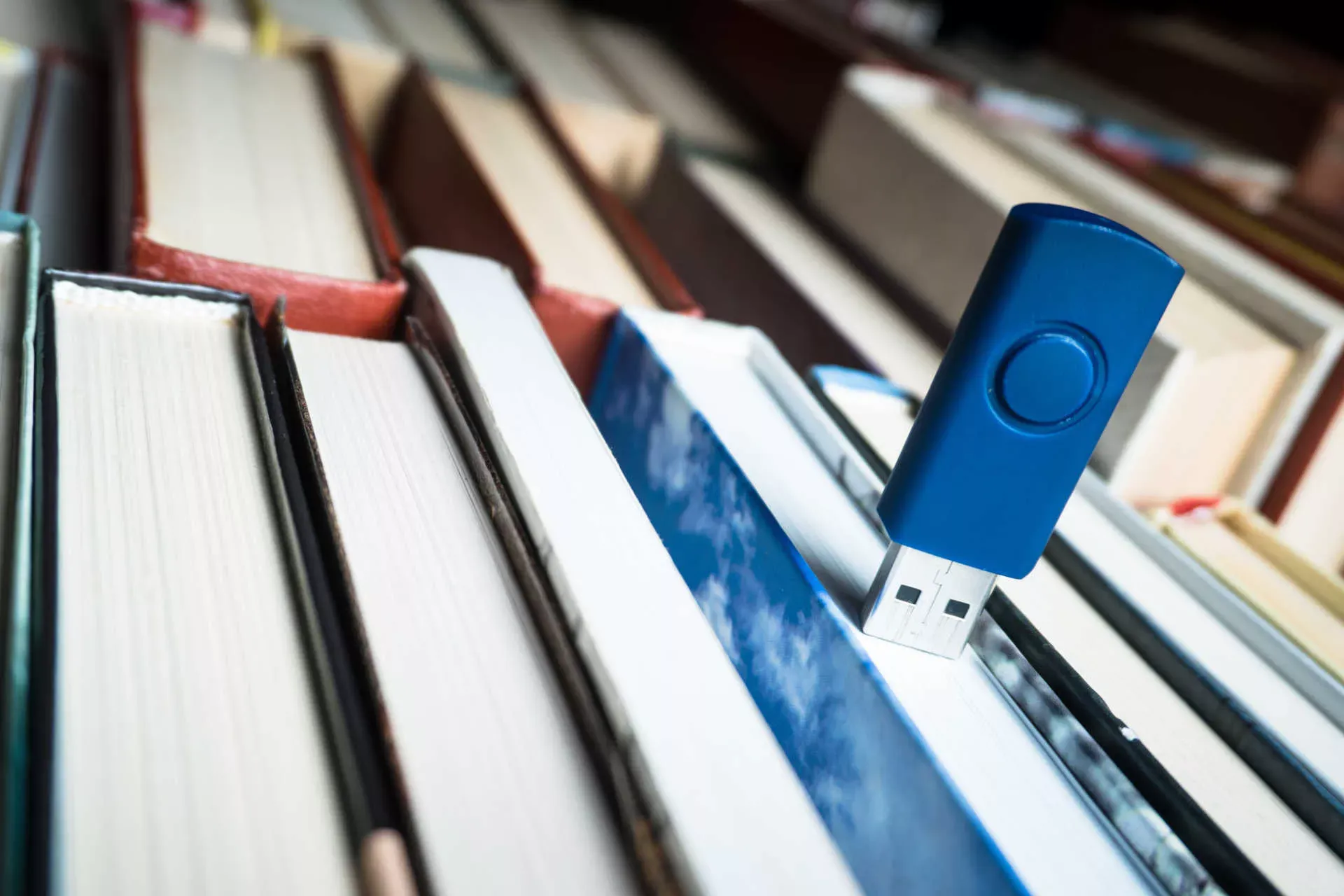 Bücher in einem Regal mit blauem USB-Stick Bild: IMAGO / agefotostock Bücher in einem Regal mit blauem USB-Stick Bild: IMAGO / agefotostock