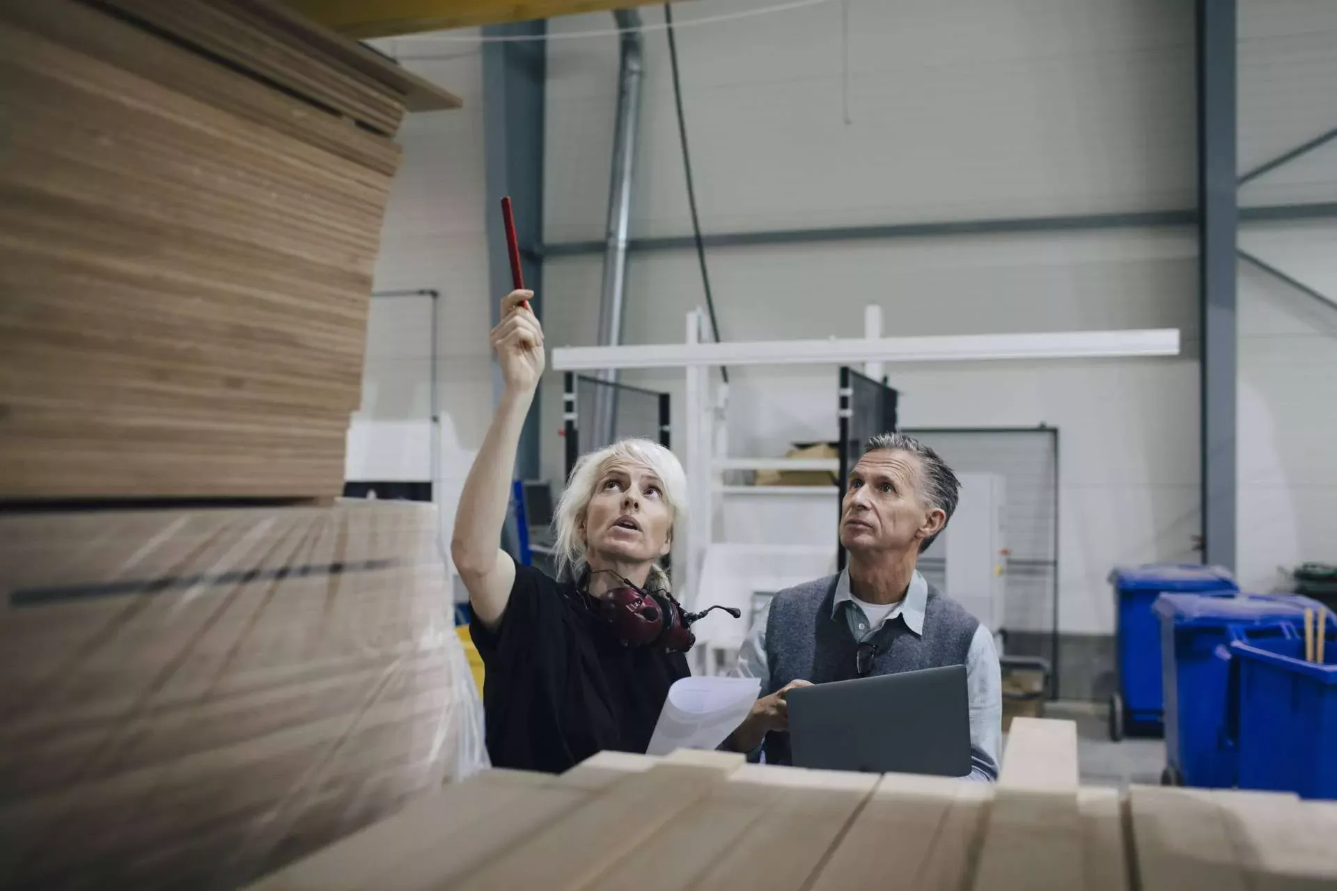Ältere Arbeiterin und ihr männlicher Kollege in einem Holzlager. Bild: IMAGO / MASKOT Ältere Arbeiterin und ihr männlicher Kollege in einem Holzlager. Bild: IMAGO / MASKOT