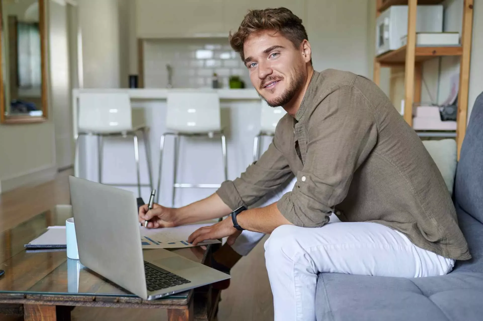 Junger Mann sitzt am Wohnzimmertisch vor dem Laptop und füllt Dokumente aus. Bild: IMAGO / Westend61 Junger Mann sitzt am Wohnzimmertisch vor dem Laptop und füllt Dokumente aus. Bild: IMAGO / Westend61