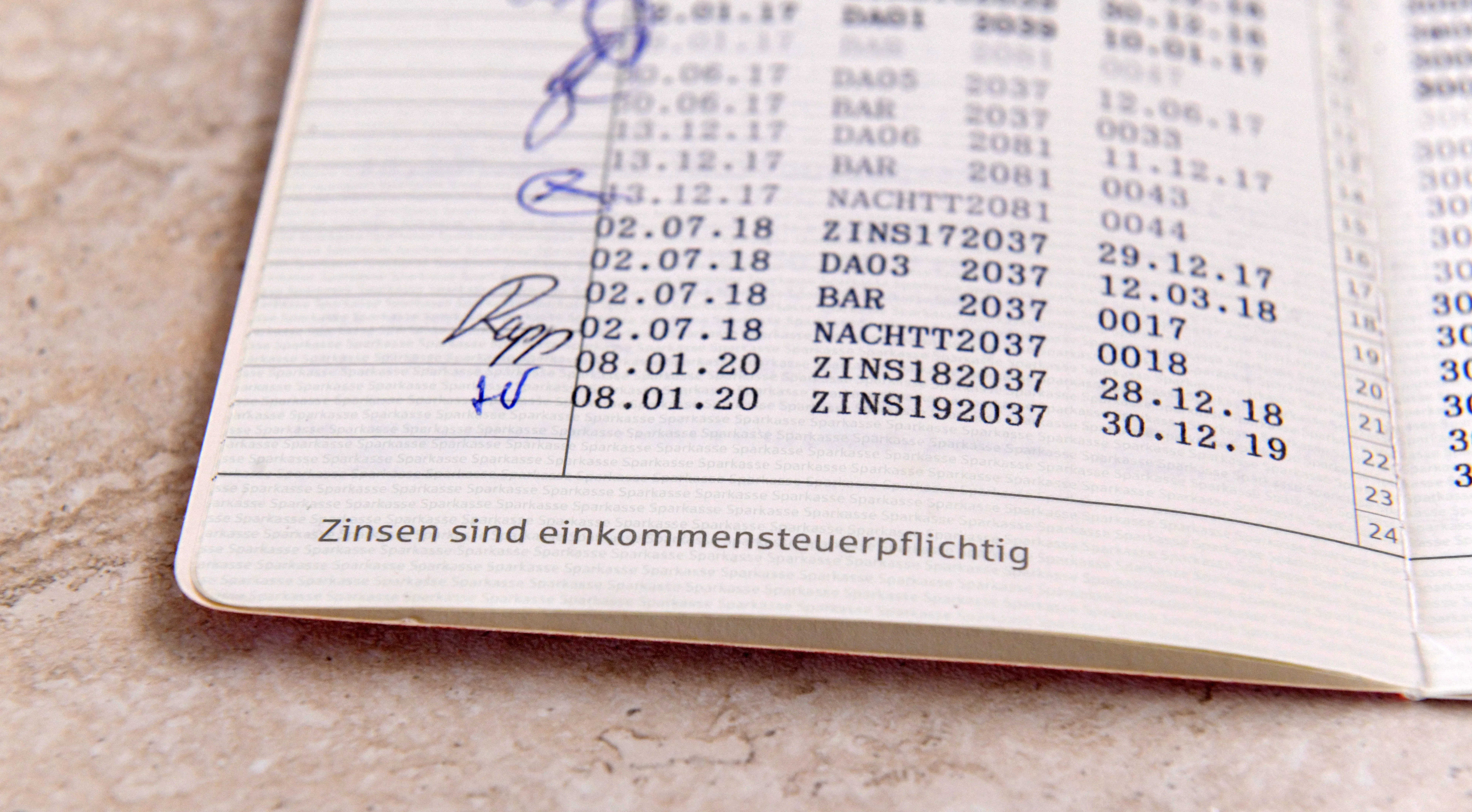 Offenes Sparbuch mit Zinseinträgen. Bild: IMAGO / MiS Offenes Sparbuch mit Zinseinträgen. Bild: IMAGO / MiS