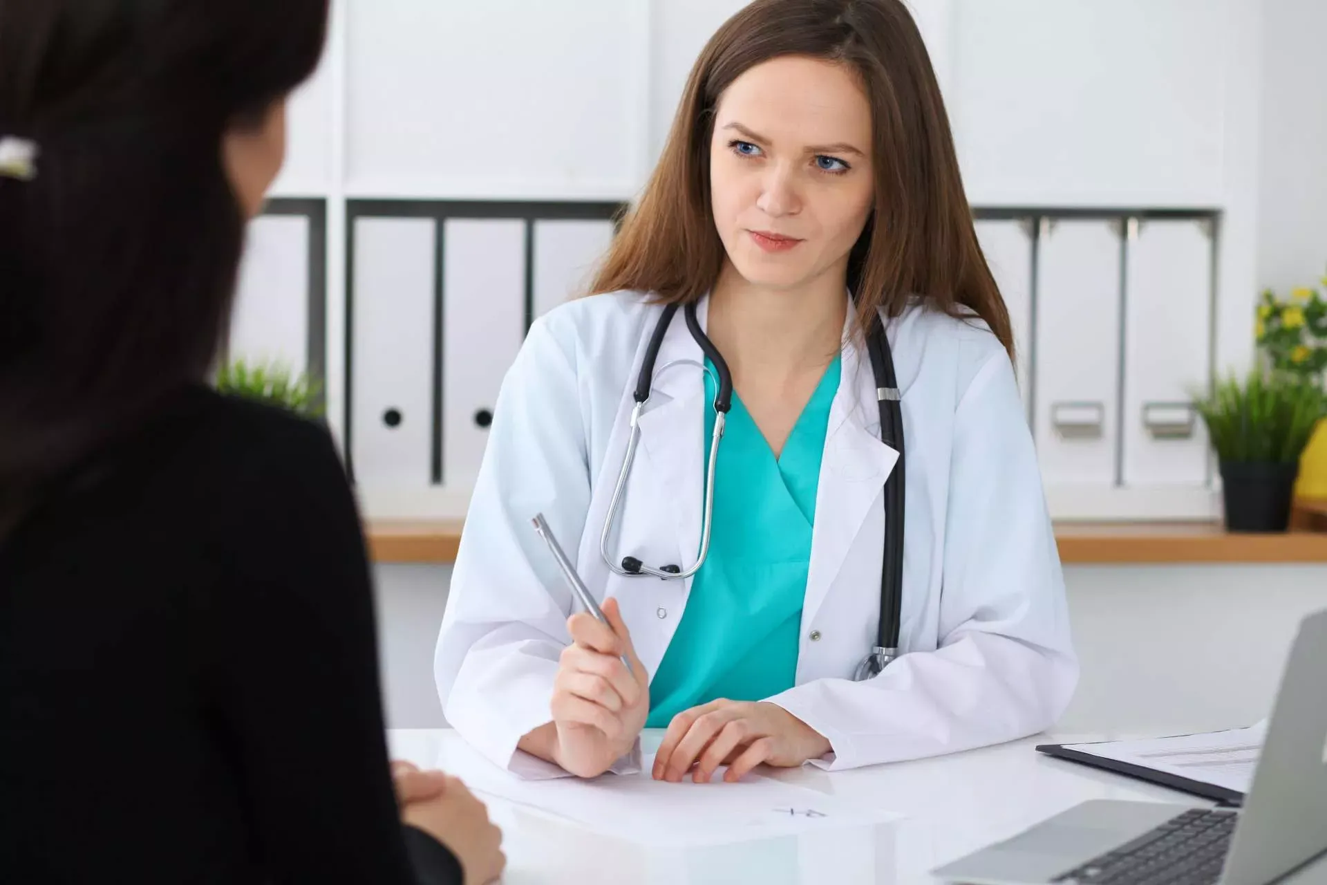 Ärztin im Gespräch mit einer Patientin. Bild: IMAGO / agefotostock / andrei_r Ärztin im Gespräch mit einer Patientin. Bild: IMAGO / agefotostock / andrei_r