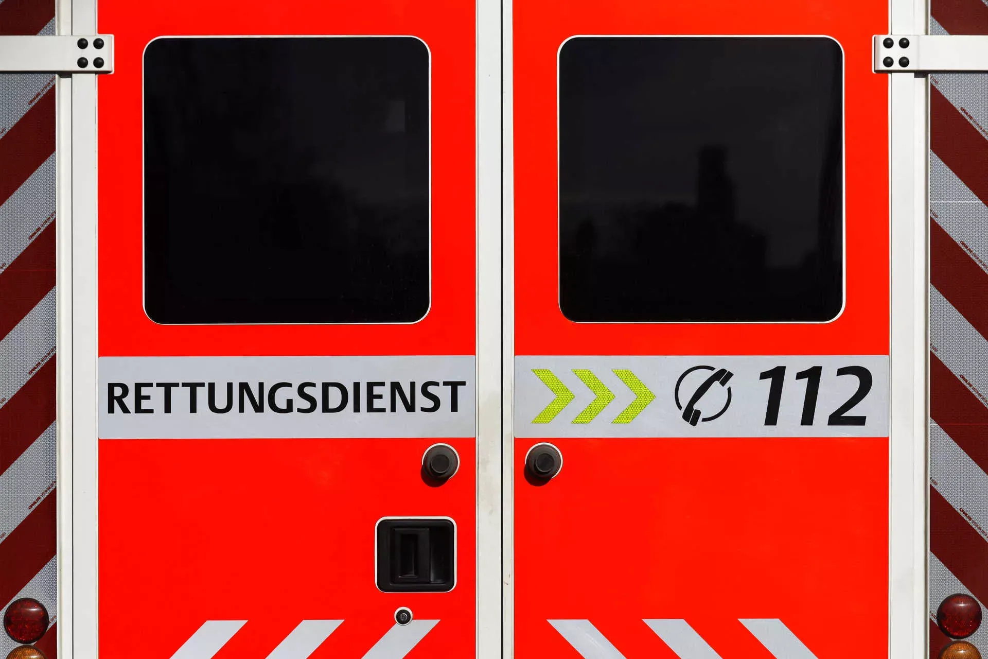 Rückseite eines Krankenwagens mit Aufschrift Rettungsdienst 112. Bild: IMAGO / Future Image / Christoph Hardt Rückseite eines Krankenwagens mit Aufschrift Rettungsdienst 112. Bild: IMAGO / Future Image / Christoph Hardt