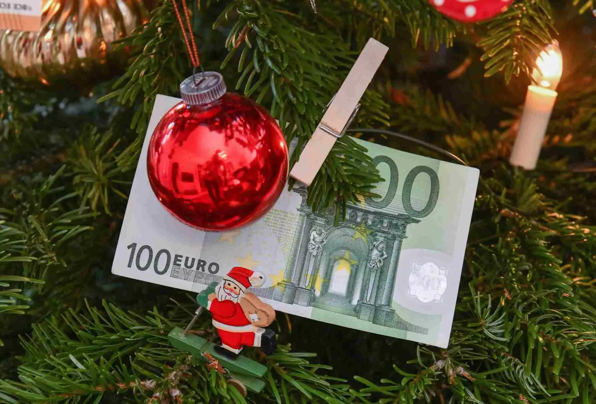 Geld-Geschenk am Weihnachtsbaum. Bild: IMAGO / imagebroker Geld-Geschenk am Weihnachtsbaum. Bild: IMAGO / imagebroker