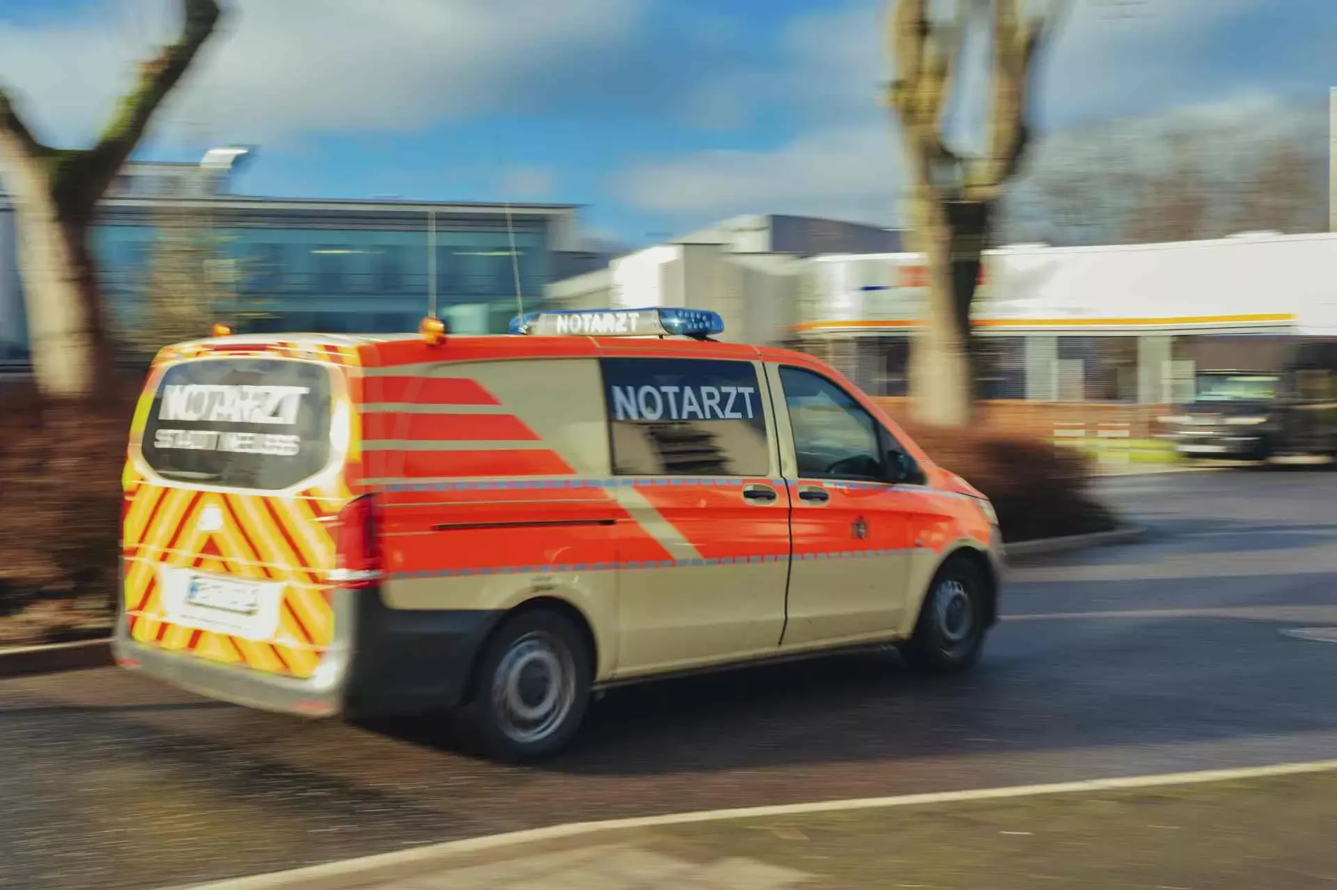 Notarztwagen im Einsatz. Bild: IMAGO / CHROMORANGE Notarztwagen im Einsatz. Bild: IMAGO / CHROMORANGE