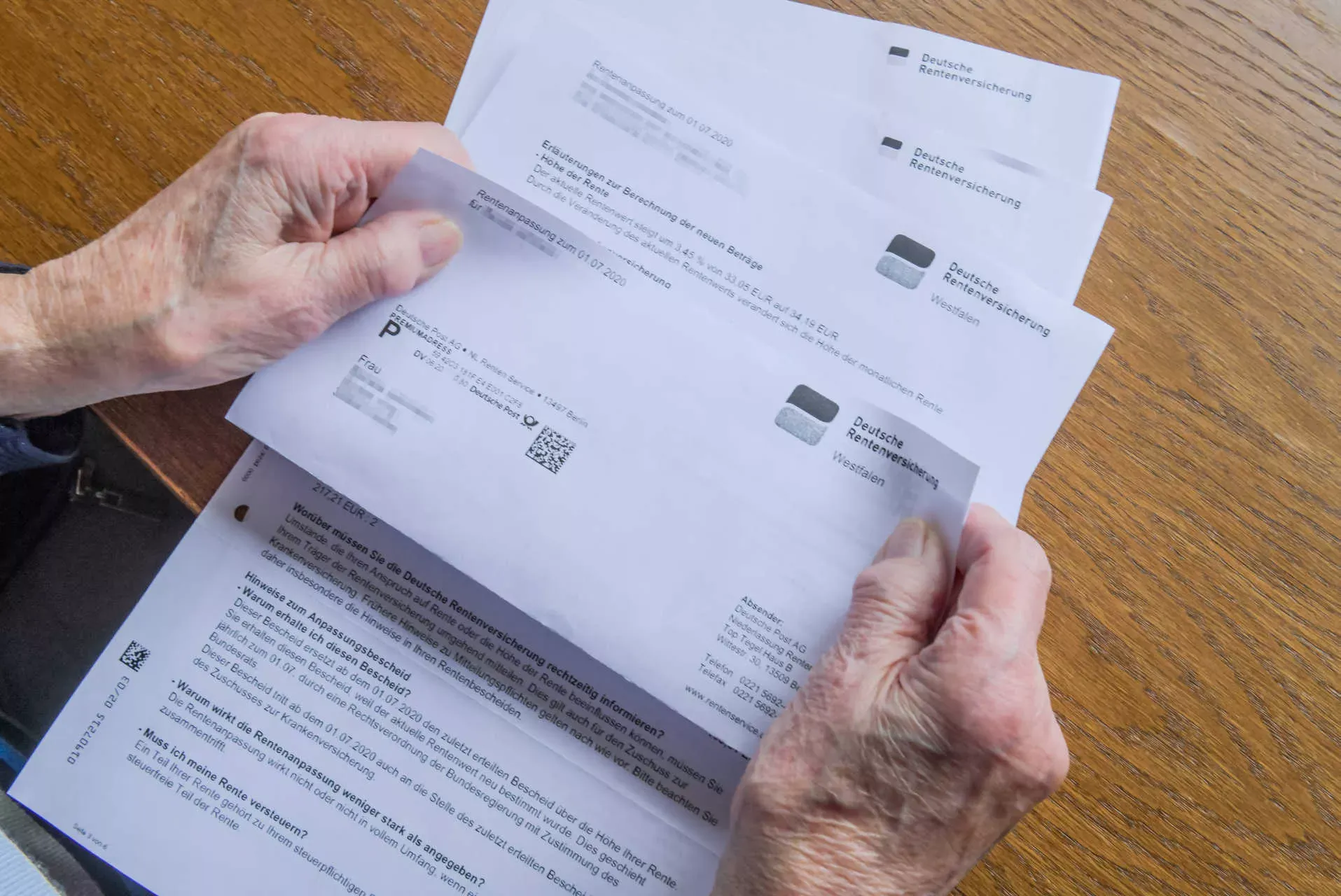 Rentnerin hält Brief von der DRV in den Händen. Bild: IMAGO / Joko Rentnerin hält Brief von der DRV in den Händen. Bild: IMAGO / Joko