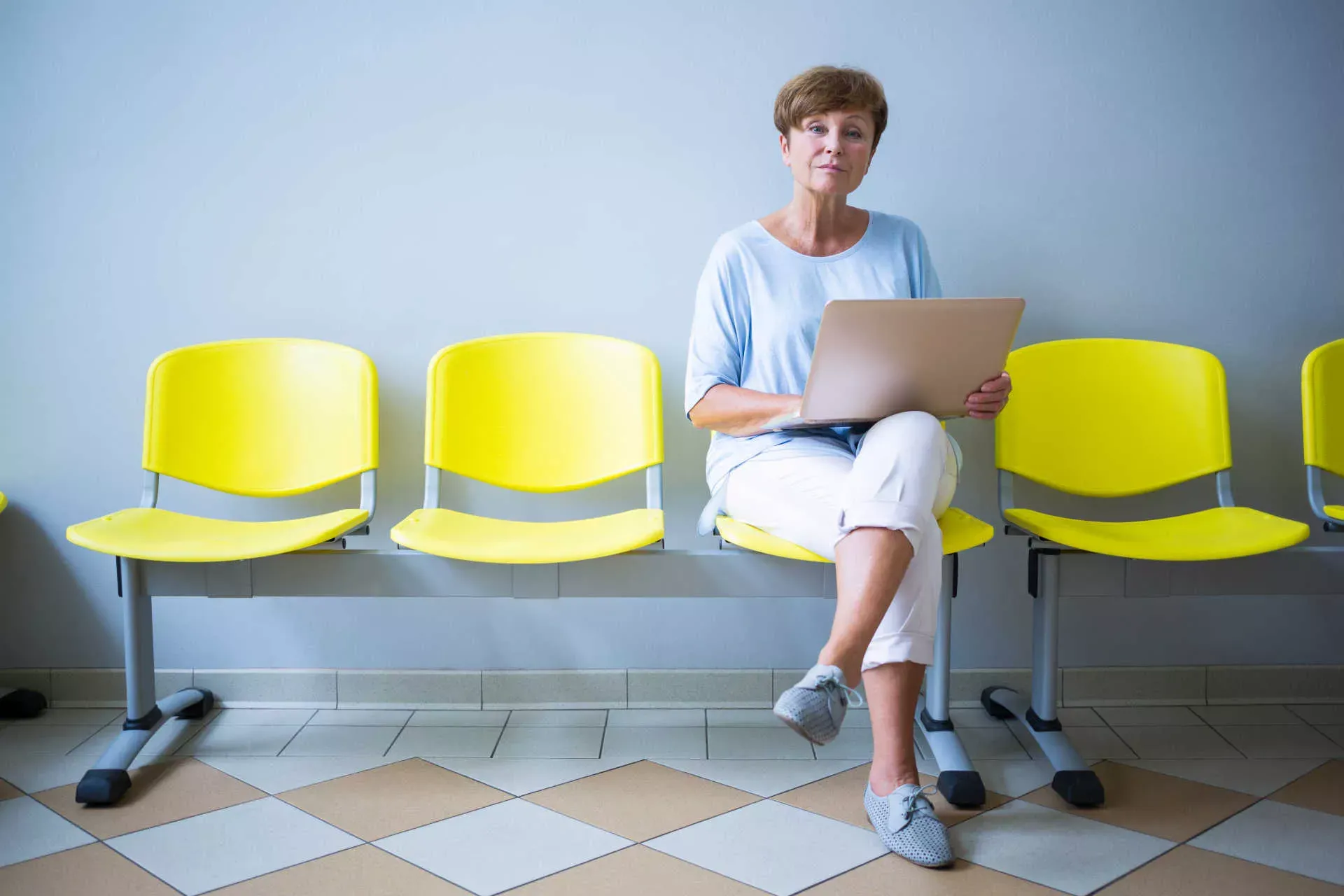Seniorin mit Laptop im Wartezimmer. Bild: IMAGO / Wavebreak Media Ltd Seniorin mit Laptop im Wartezimmer. Bild: IMAGO / Wavebreak Media Ltd