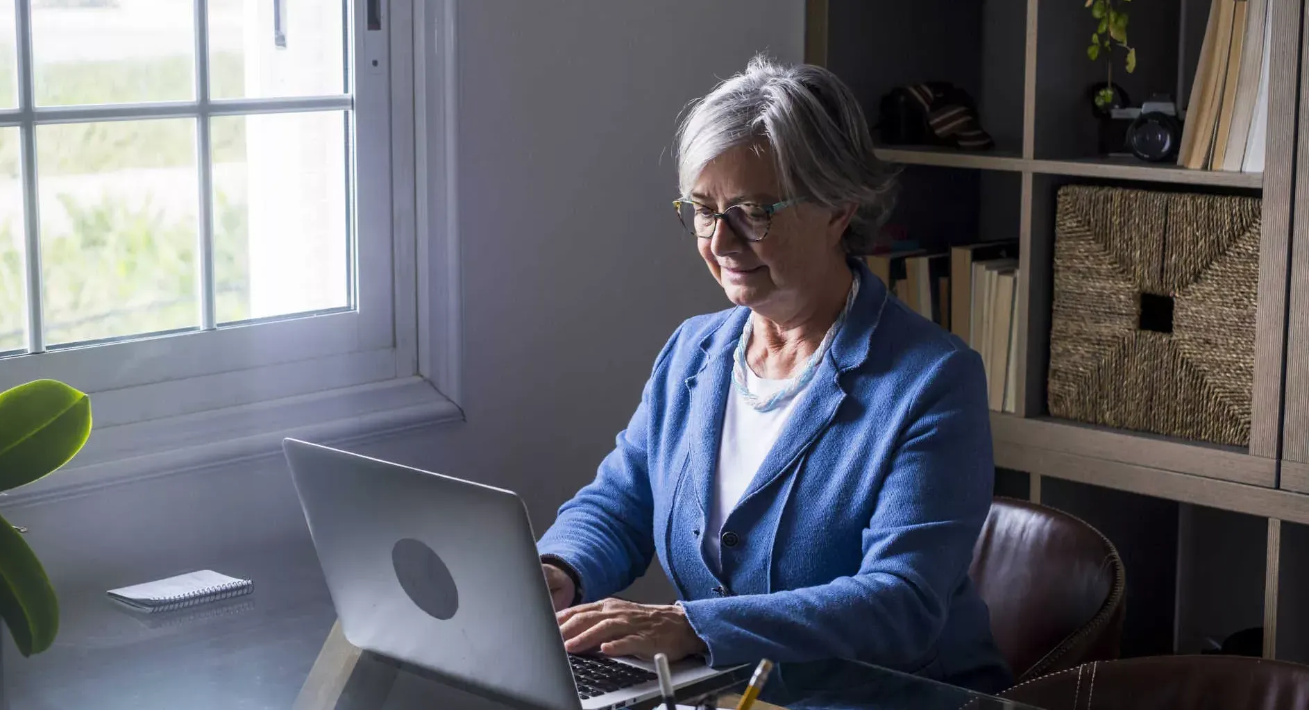 Frau im Rentenalter arbeitet im Homeoffice an ihrem Notebook. Bild: IMAGO / Westend61 / Simona Pilolla Frau im Rentenalter arbeitet im Homeoffice an ihrem Notebook. Bild: IMAGO / Westend61 / Simona Pilolla