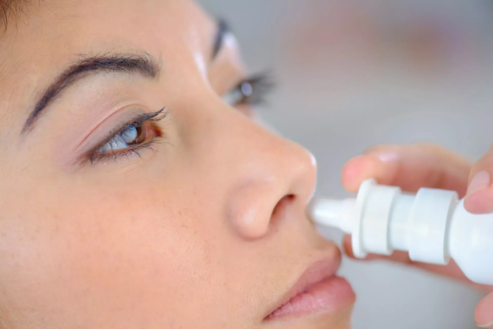 Junge Frau benutzt ein Nasenspray. (Bild: IMAGO / photography33 / agefotostock) Junge Frau benutzt ein Nasenspray. (Bild: IMAGO / photography33 / agefotostock)