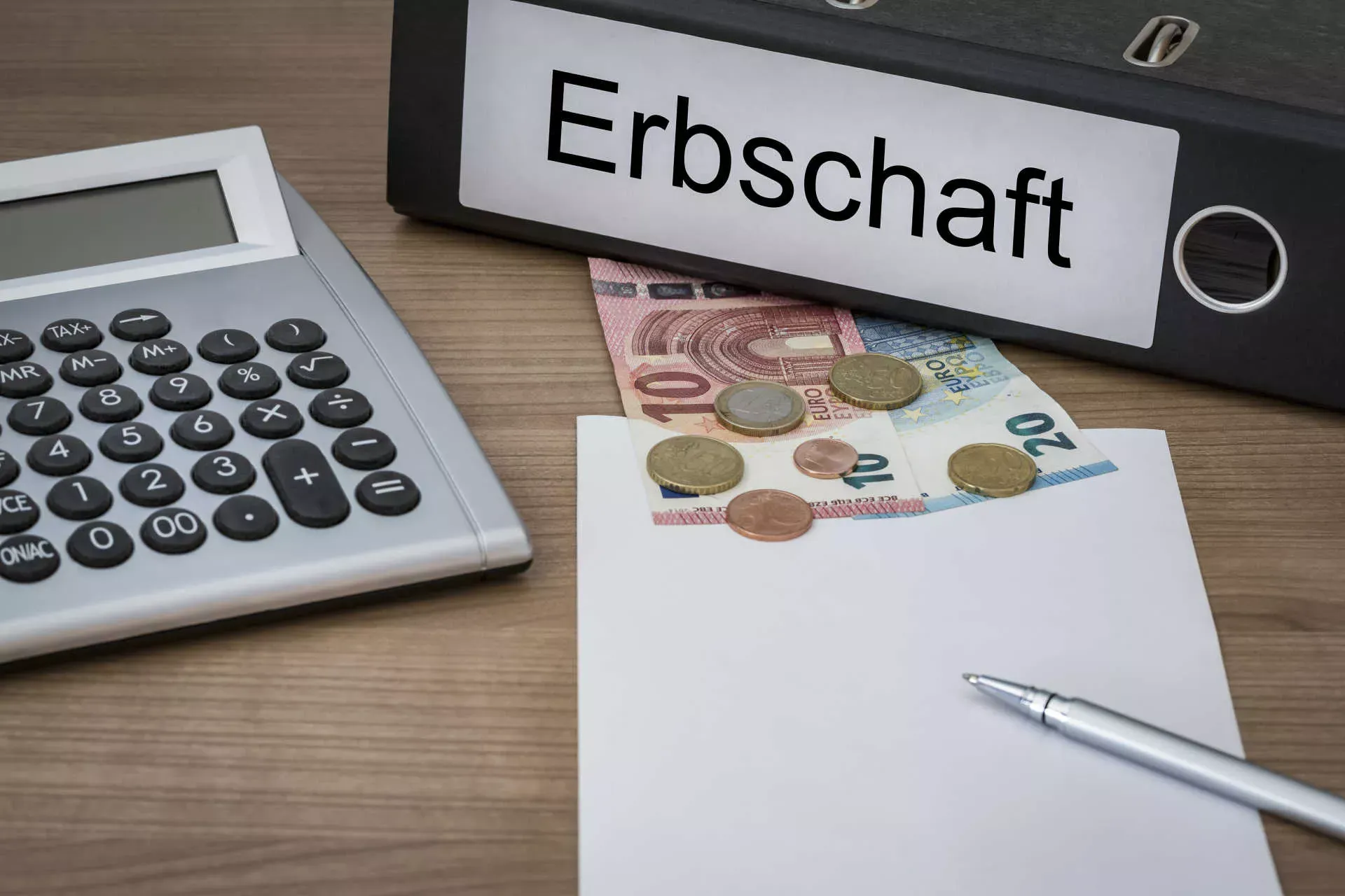 Ordner mit Aufschrift Erbschaft, Bargeld, Taschenrechner und Blatt Papier mit Kugelschreiber. Bild: IMAGO / agefotostock / kunertus Ordner mit Aufschrift Erbschaft, Bargeld, Taschenrechner und Blatt Papier mit Kugelschreiber. Bild: IMAGO / agefotostock / kunertus
