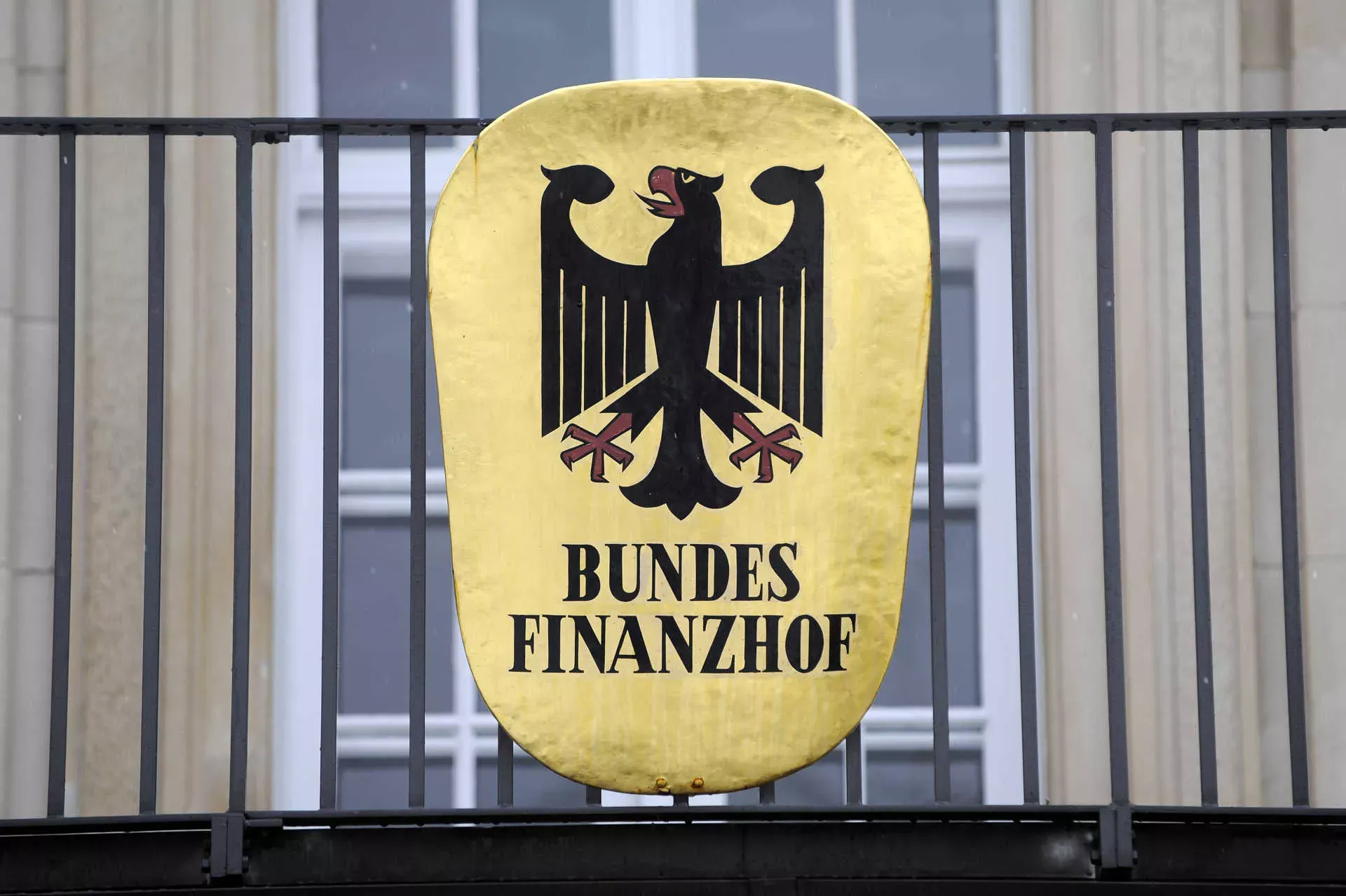 Schild des Bundesfinanzhofes an Balkongeländer. – Bild: IMAGO / Sven Simon / Frank Hoermann Schild des Bundesfinanzhofes an Balkongeländer. – Bild: IMAGO / Sven Simon / Frank Hoermann
