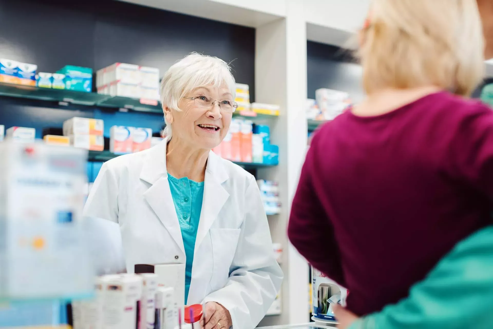 Ältere Angestellte in einer Apotheke bedient Kundin. (Bild: IMAGO / Panthermedia / Kzenon) Ältere Angestellte in einer Apotheke bedient Kundin. (Bild: IMAGO / Panthermedia / Kzenon)