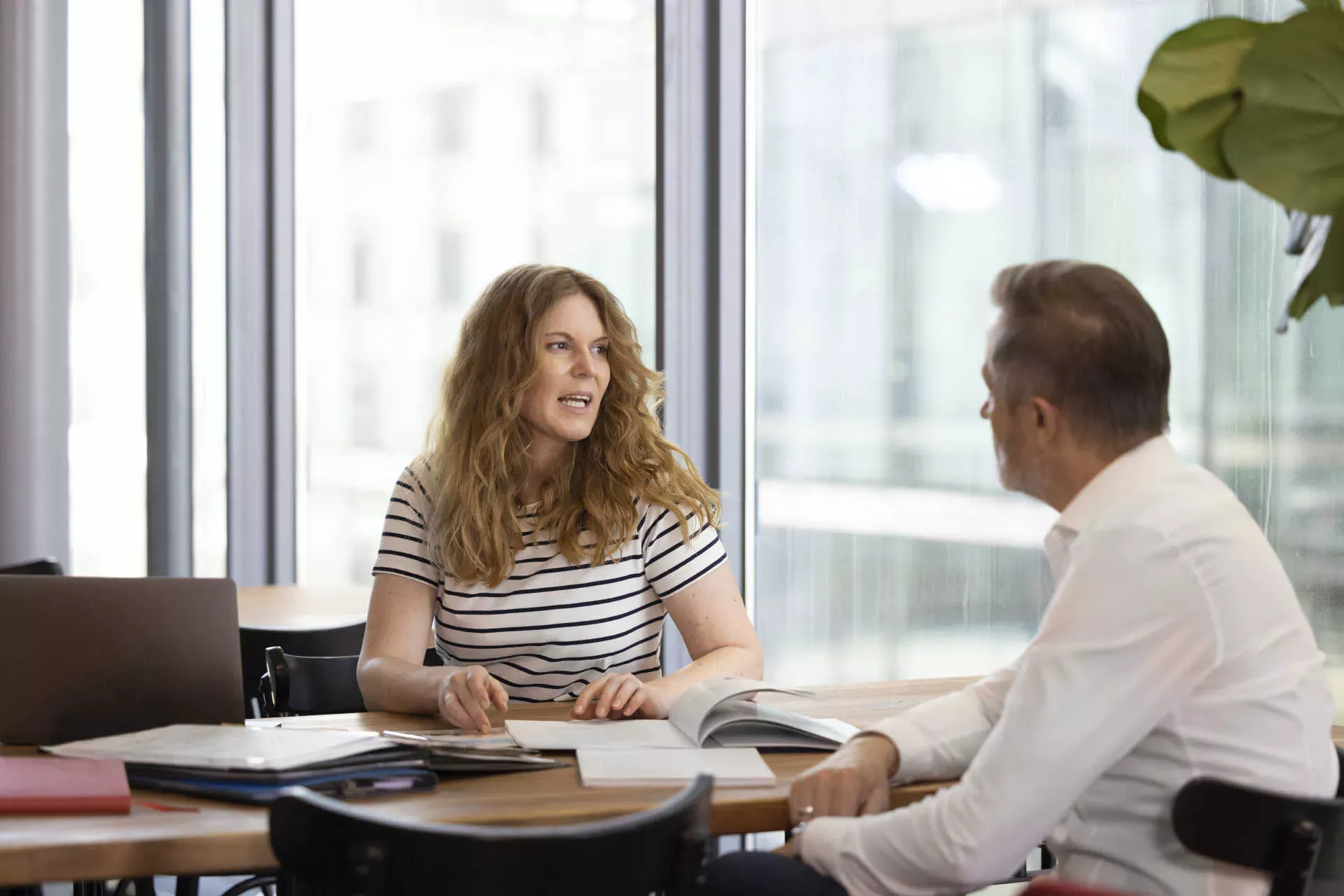 Besprechung zwischen Mann und Frau im Büro mit Unterlagen. Bild: IMAGO / Westend61 / Florian Küttler Besprechung zwischen Mann und Frau im Büro mit Unterlagen. Bild: IMAGO / Westend61 / Florian Küttler