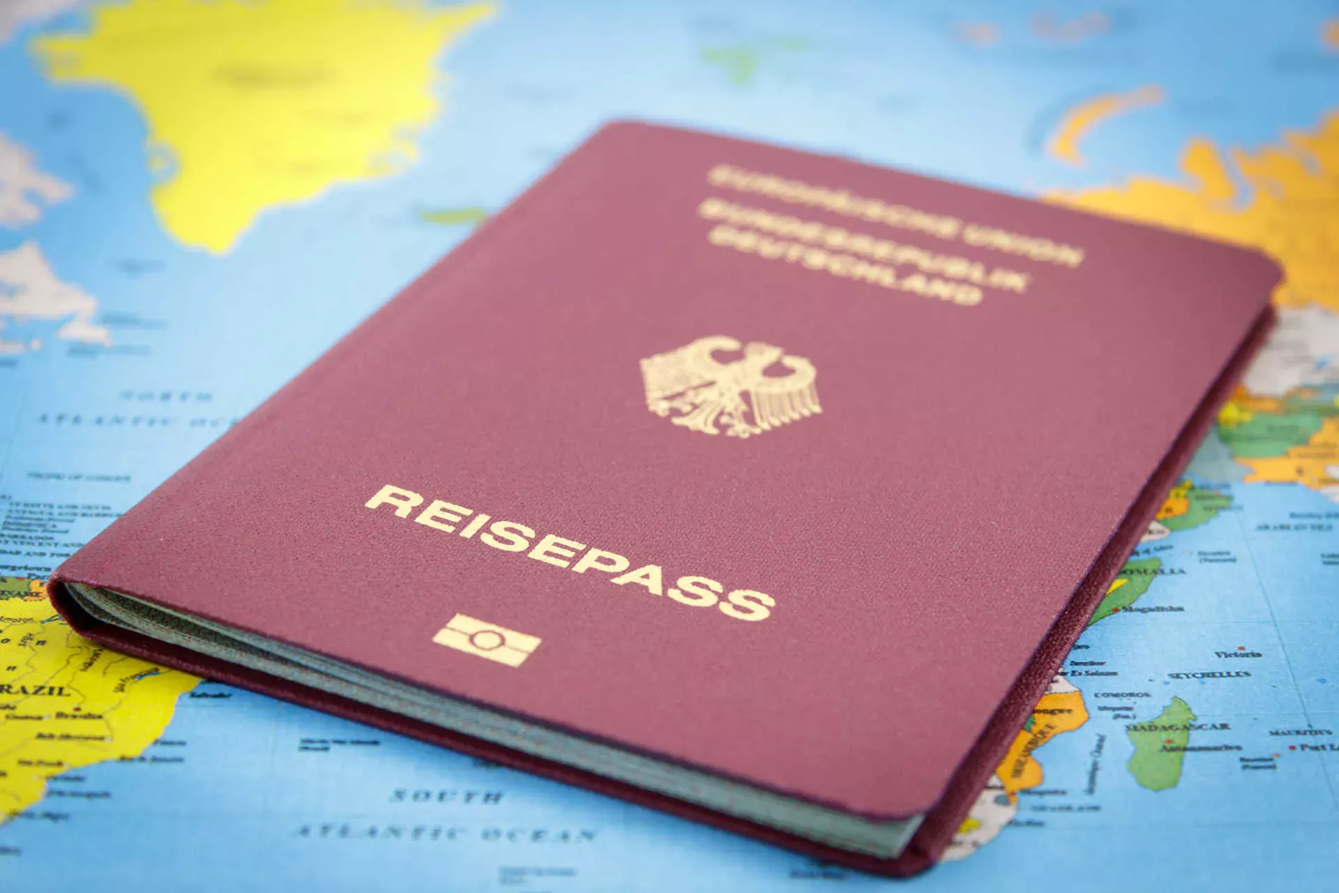 Deutscher Reisepass auf Weltkarte liegend. Bild: IMAGO / agefotostock / johanness86 Deutscher Reisepass auf Weltkarte liegend. Bild: IMAGO / agefotostock / johanness86