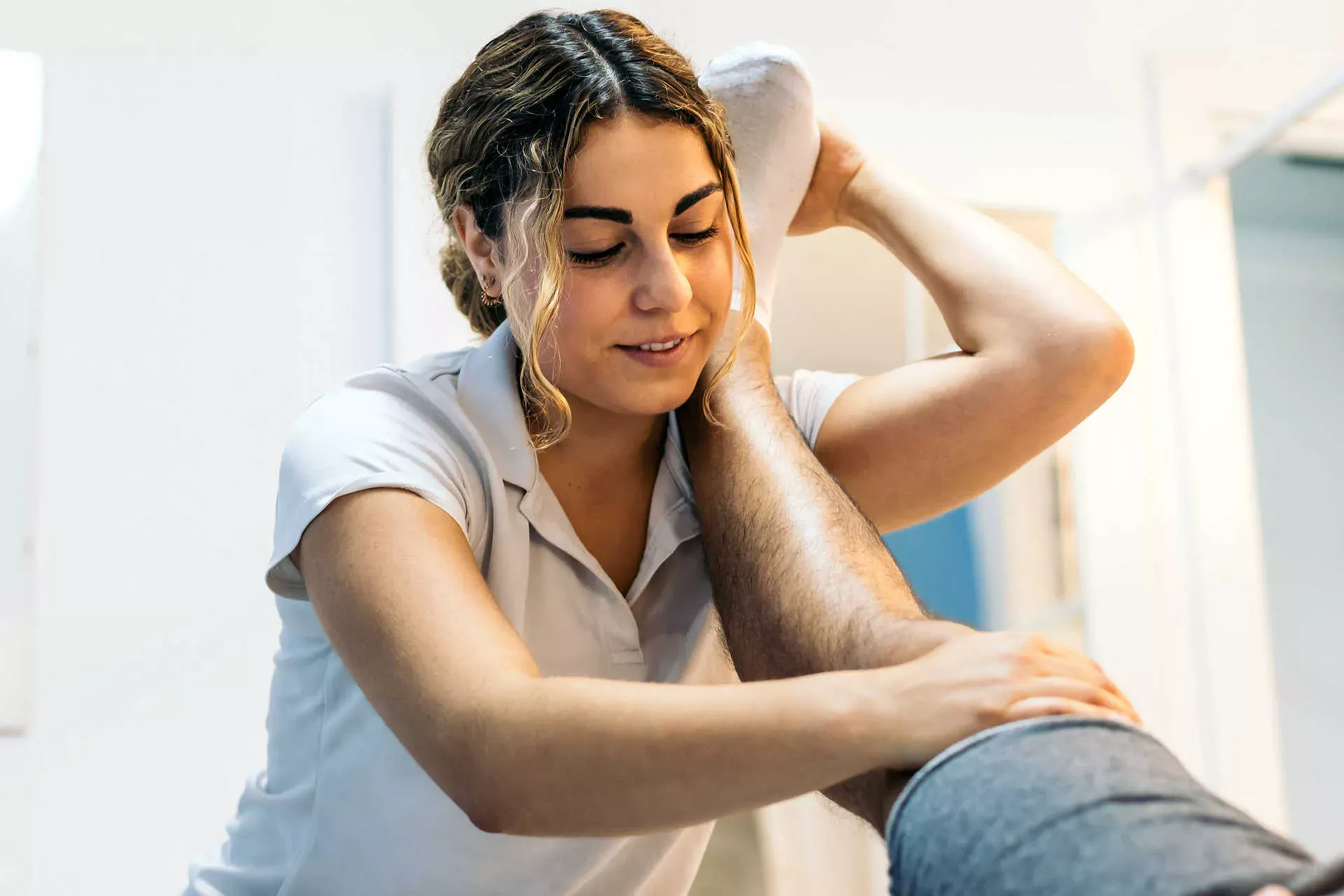 Physiotherapeutin mobilisiert Bein eines Patienten. Bild: IMAGO / Addictive Stock / Pedro Merino Physiotherapeutin mobilisiert Bein eines Patienten. Bild: IMAGO / Addictive Stock / Pedro Merino