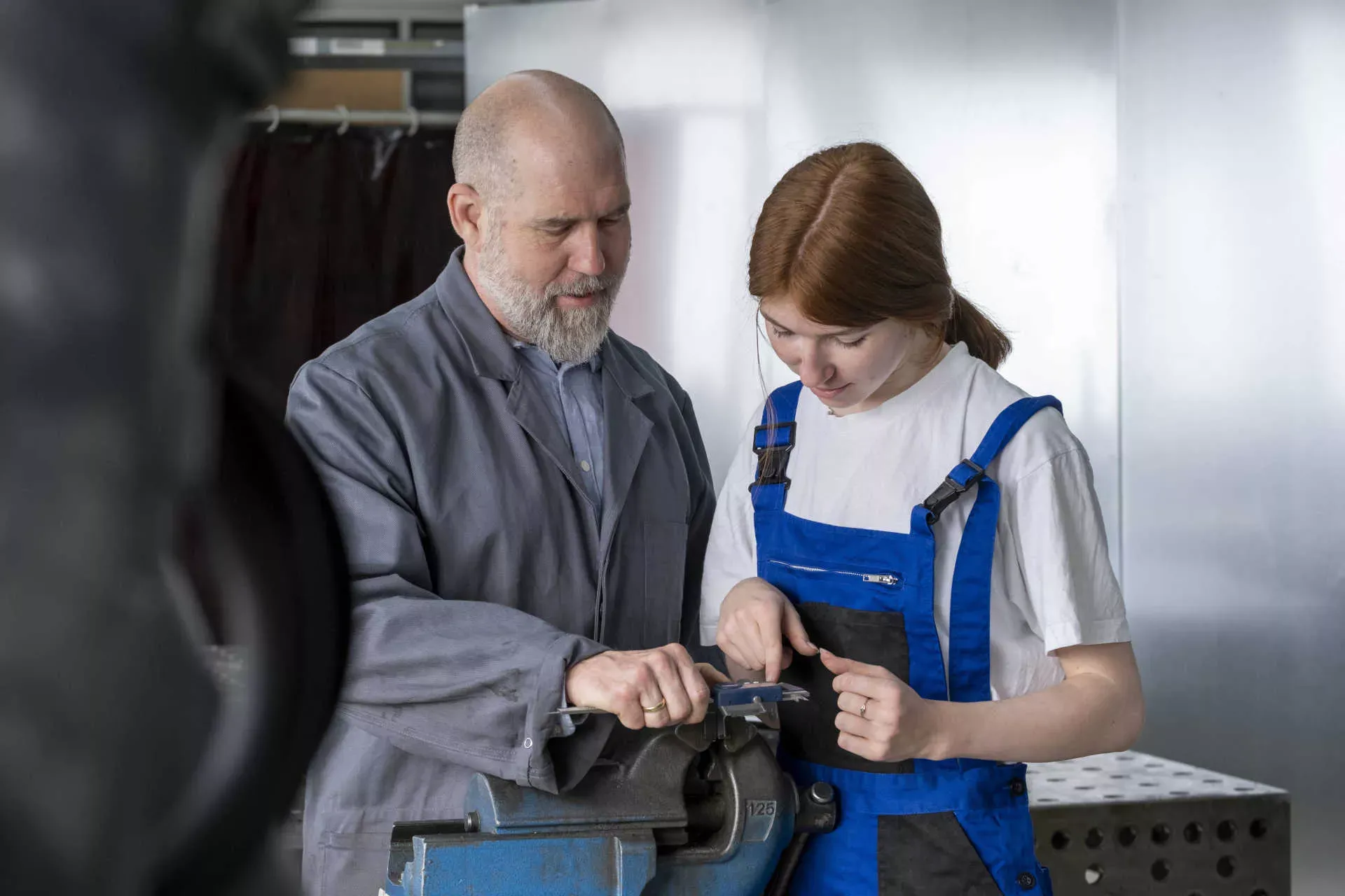 Ausbilder und weibliche Auszubildende im Metallhandwerk. Bild: IMAGO / Westend61 / Lisa und Wilfried Bahnmüller Ausbilder und weibliche Auszubildende im Metallhandwerk. Bild: IMAGO / Westend61 / Lisa und Wilfried Bahnmüller