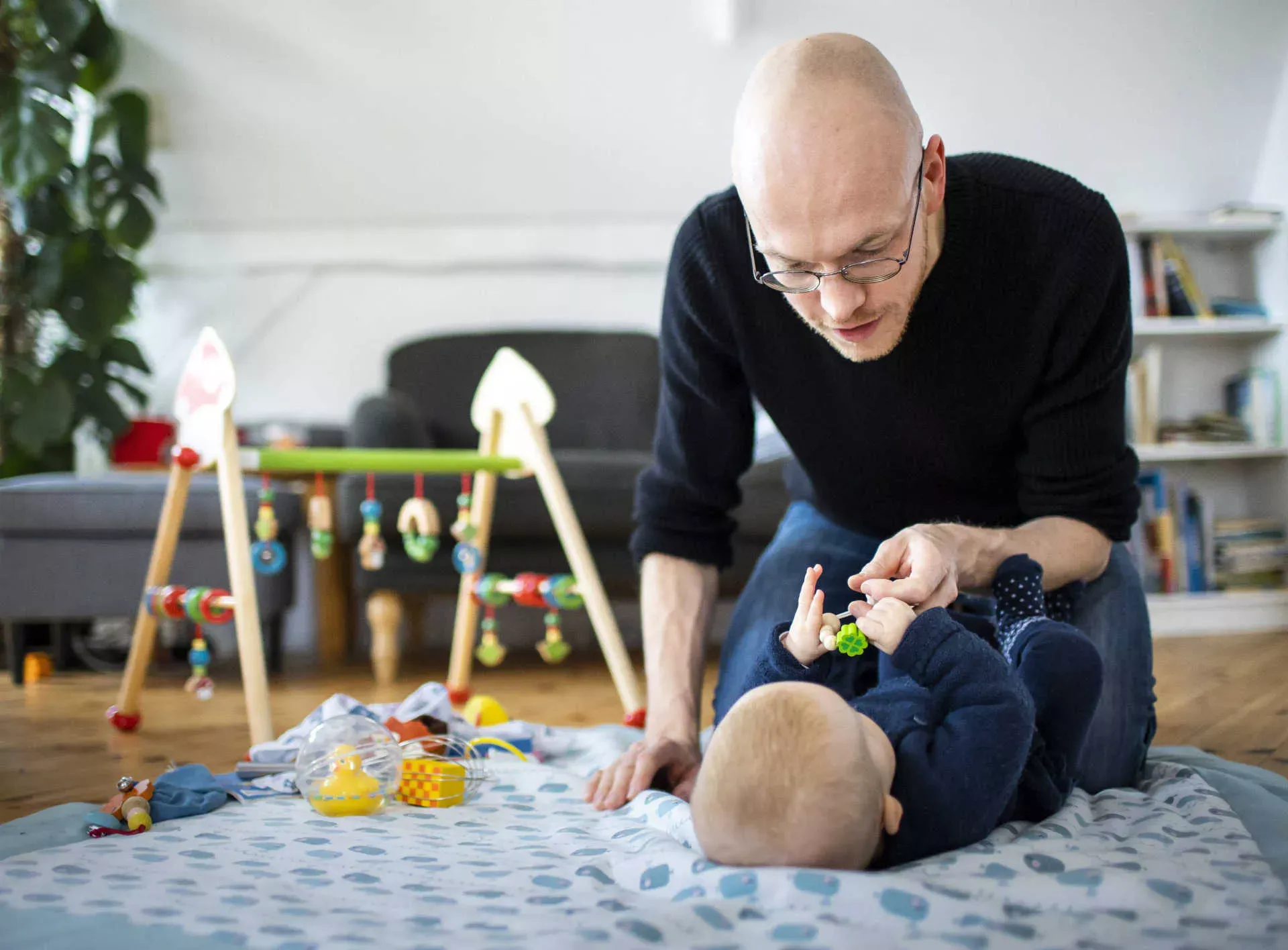 Vater spielt mit seinem Baby auf einer Decke. Bild: IMAGO / photothek / Janine Schmitz Vater spielt mit seinem Baby auf einer Decke. Bild: IMAGO / photothek / Janine Schmitz