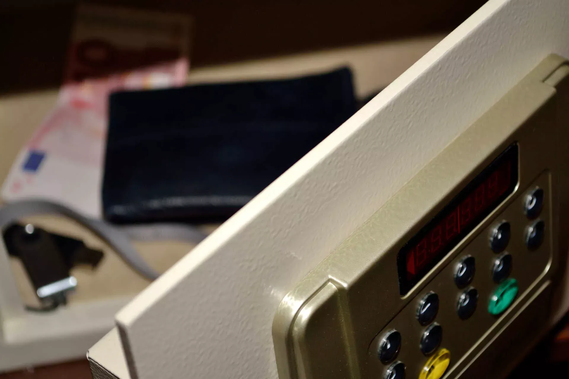 Offener Wandsafe mit Geldbörse, Geldscheinen und USB-Stick. Bild: IMAGO / Panthermediav/ Alfred Hofer Offener Wandsafe mit Geldbörse, Geldscheinen und USB-Stick. Bild: IMAGO / Panthermediav/ Alfred Hofer