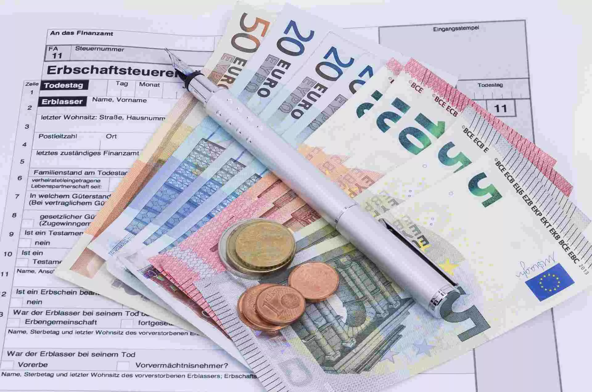 Geldscheine und Stift liegen auf Erbschaftsteuererklärung. Bild: IMAGO / Panthermedia / Rallef Geldscheine und Stift liegen auf Erbschaftsteuererklärung. Bild: IMAGO / Panthermedia / Rallef