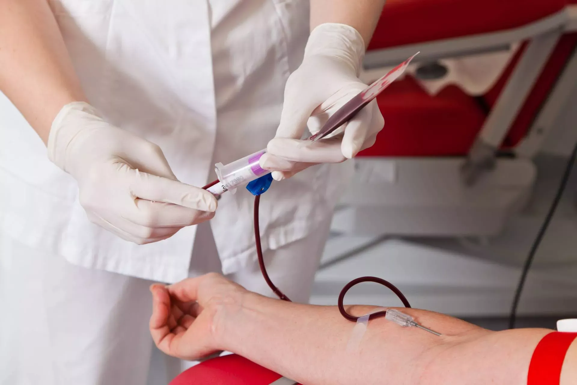 Ein Patient bekommt Blut abgenommen. Bild: IMAGO / Shotshop Ein Patient bekommt Blut abgenommen. Bild: IMAGO / Shotshop