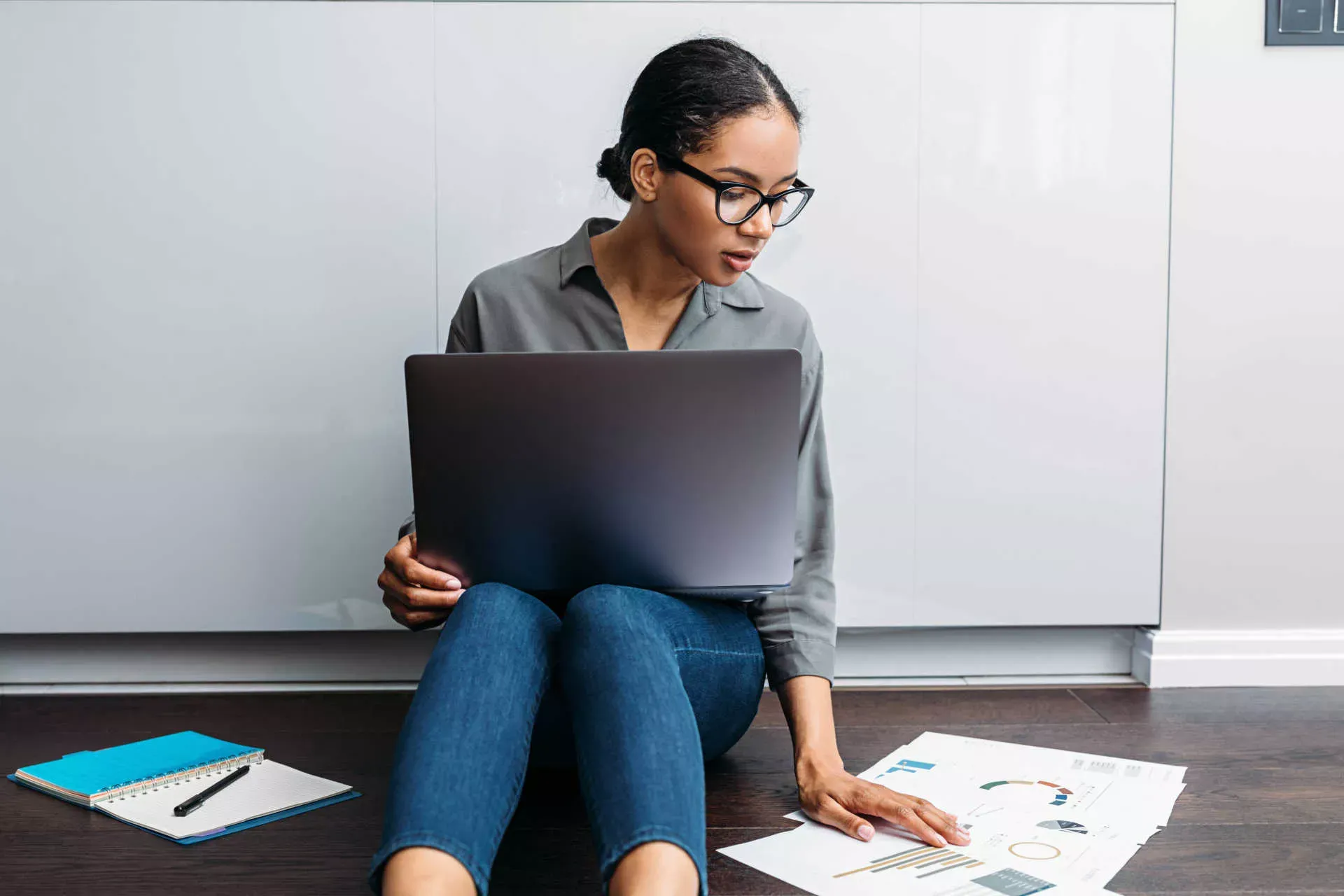 Junge Frau istzt Junge Frau mit Brille sitzt am Boden mit Notebook und sichtet Finanzunterlagen. Bild: IMAGO / Artem VarnitsinWohnzimmer auf dem Boden mit Tasse und Stift, vor sich ein Notebook und Formulare. Junge Frau istzt Junge Frau mit Brille sitzt am Boden mit Notebook und sichtet Finanzunterlagen. Bild: IMAGO / Artem VarnitsinWohnzimmer auf dem Boden mit Tasse und Stift, vor sich ein Notebook und Formulare.