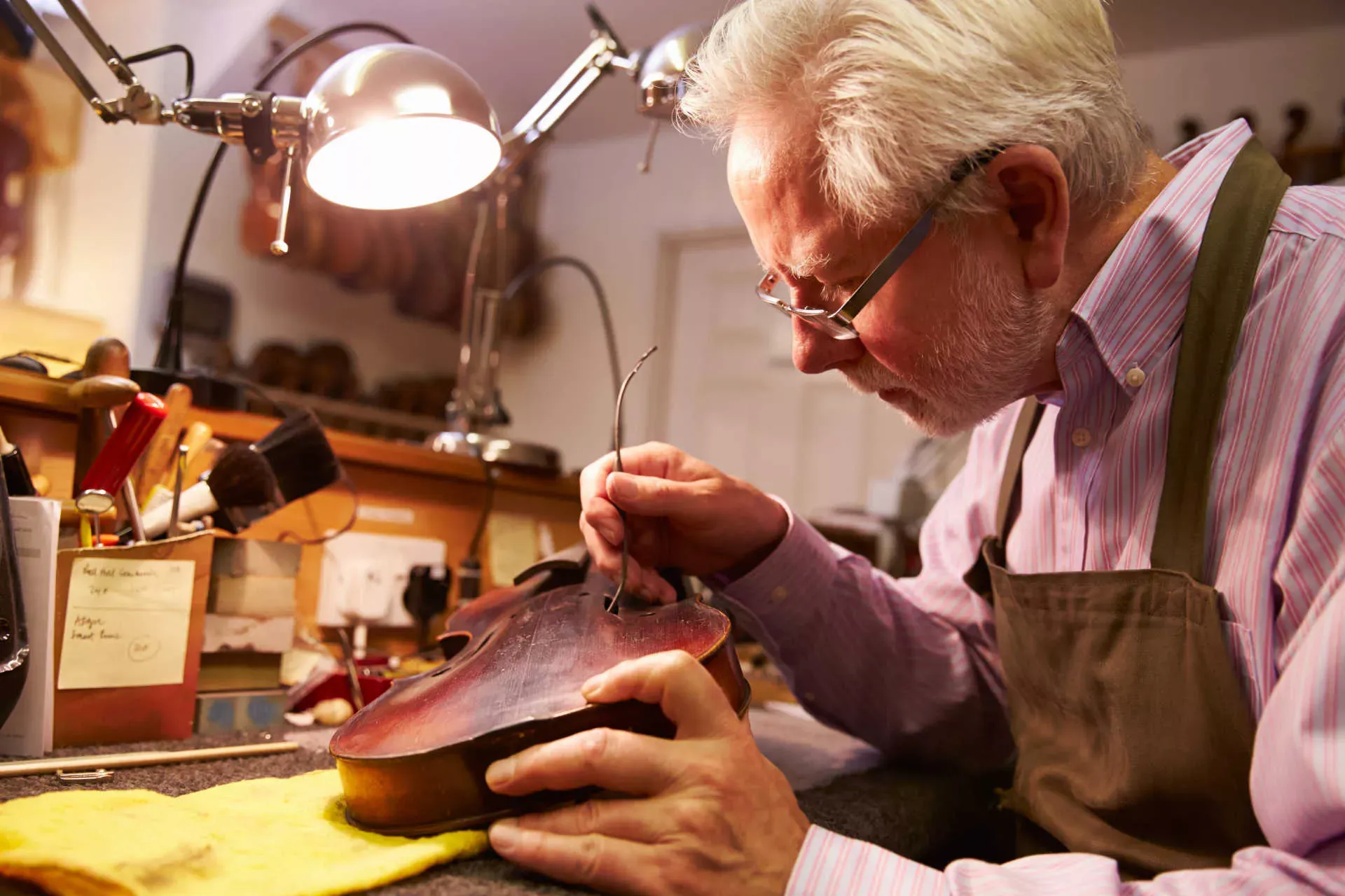 Geigenbauer arbeitet an einer Violine. Bild: IMAGO / Shotshop / Monkey Business Geigenbauer arbeitet an einer Violine. Bild: IMAGO / Shotshop / Monkey Business