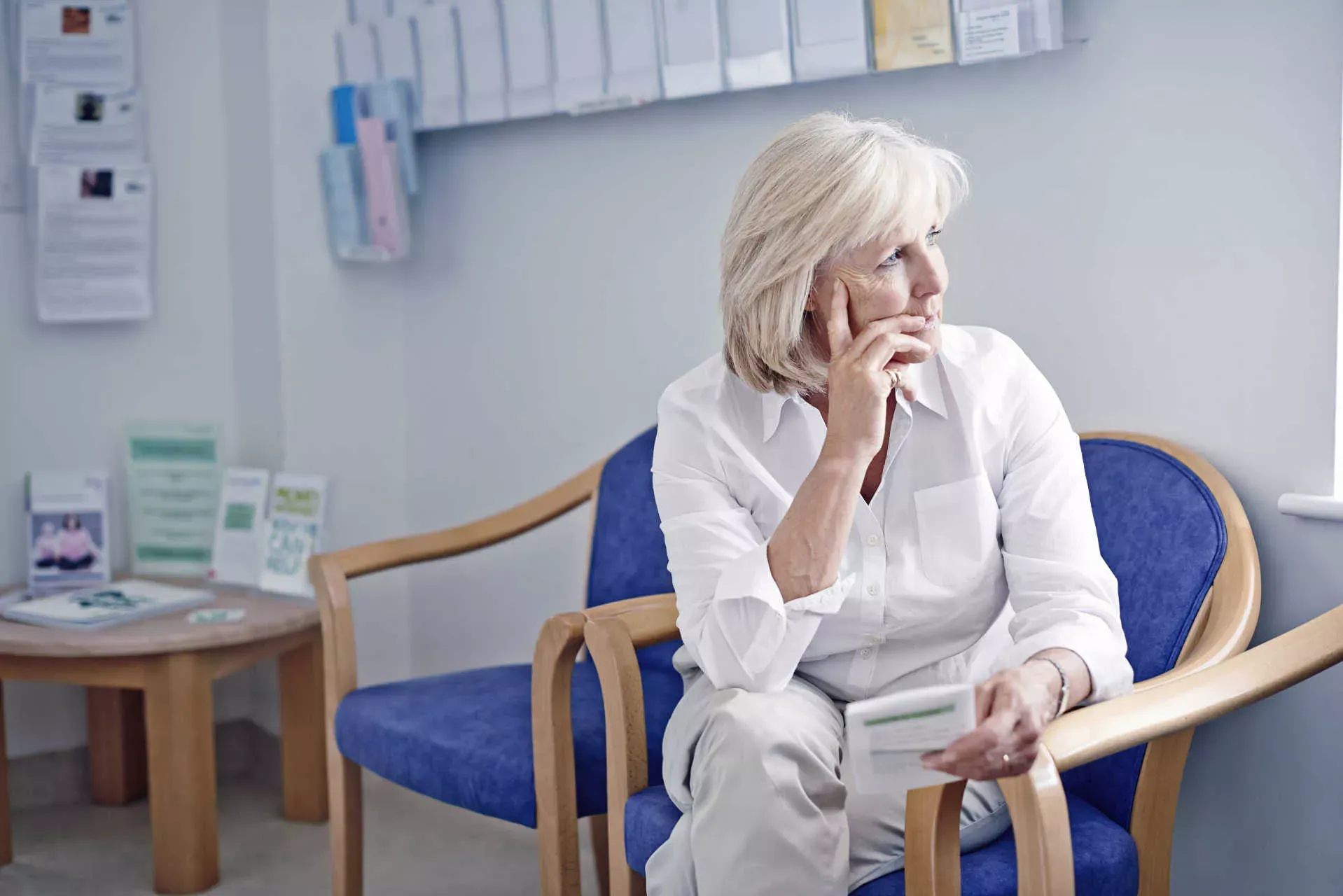 Ältere Frau sitzt im Wartezimmer. Bild: IMAGO / Image Source / Phil Fisk Ältere Frau sitzt im Wartezimmer. Bild: IMAGO / Image Source / Phil Fisk