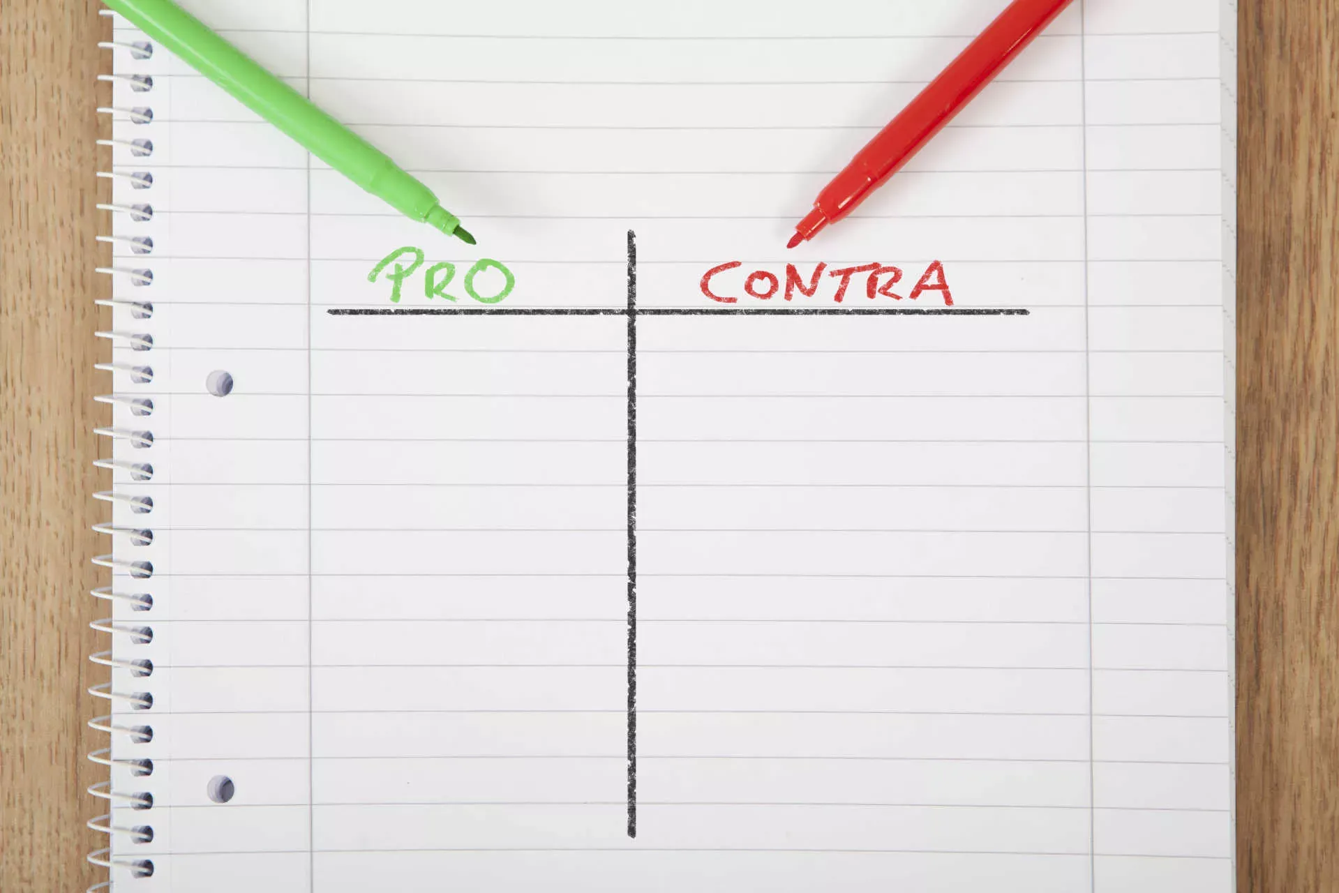 Tabelle Pro und Contra mit Stiften rot und grün. Bild: IMAGO / Shotstop / Pflügler Photo Tabelle Pro und Contra mit Stiften rot und grün. Bild: IMAGO / Shotstop / Pflügler Photo