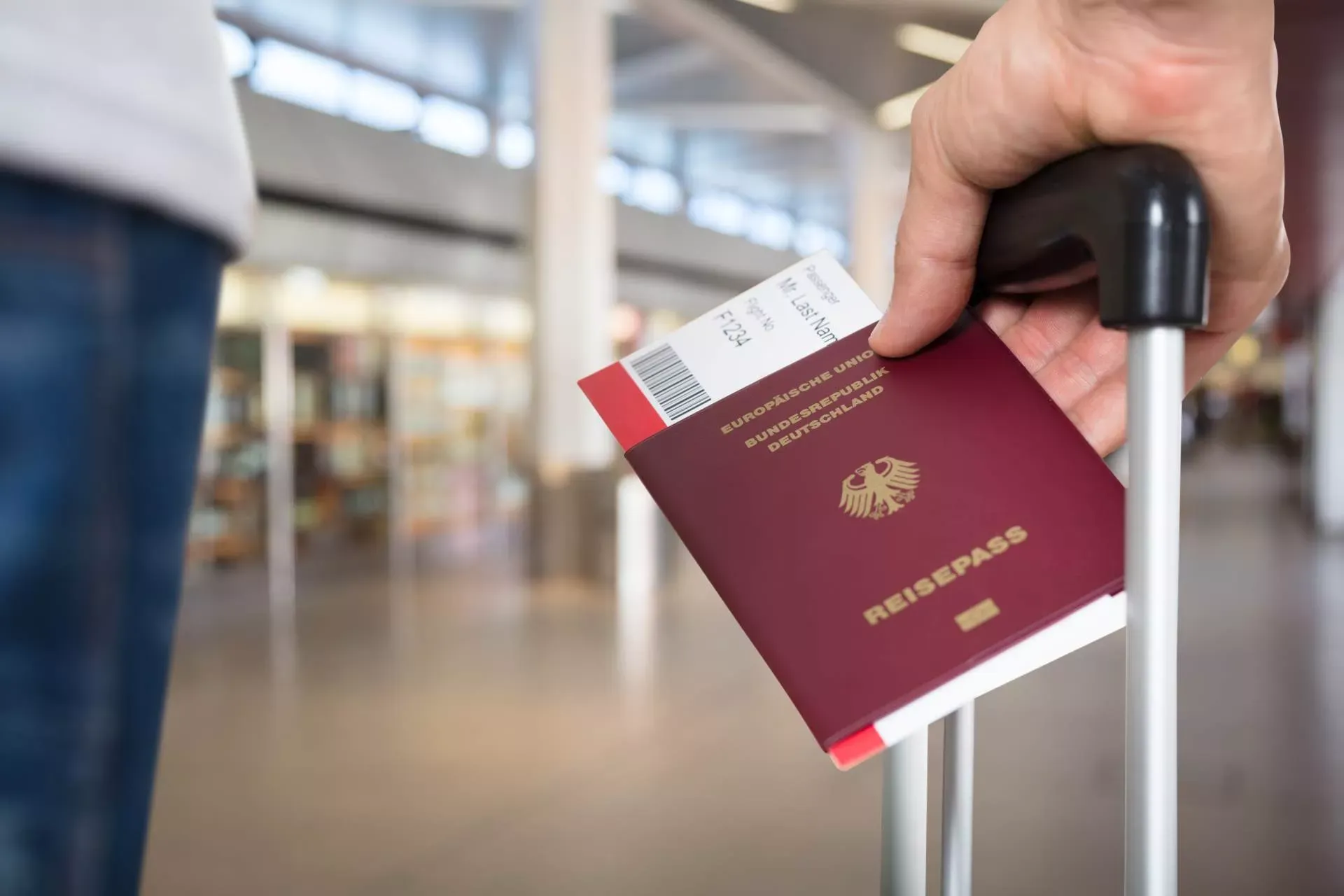 Mann in der Flughafenhalle mit Koffer, Pass und Flugtickets in der Hand. Bild IMAGO / Panthermedia / Andrey Popov Mann in der Flughafenhalle mit Koffer, Pass und Flugtickets in der Hand. Bild IMAGO / Panthermedia / Andrey Popov