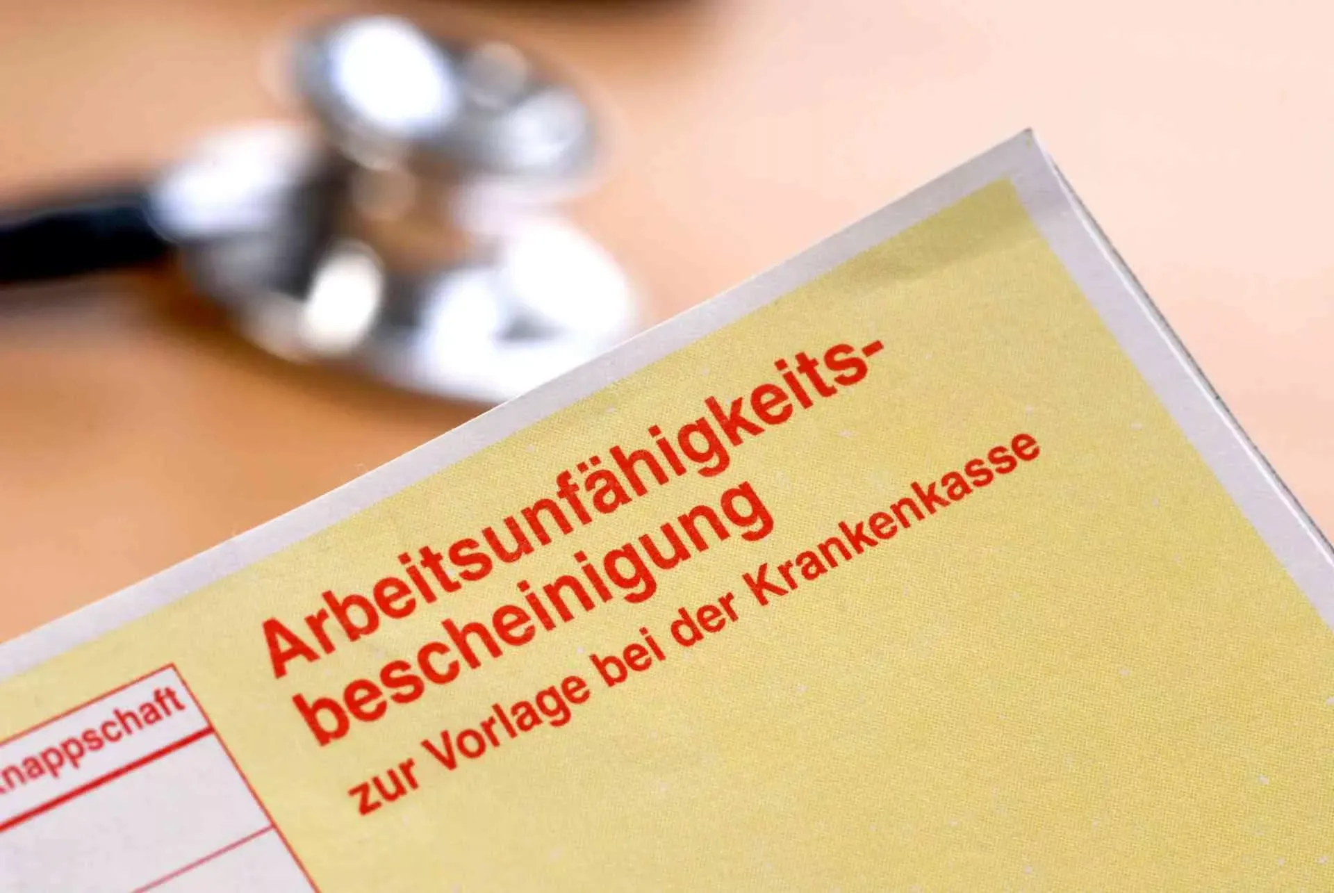 Arbeitsunfähigkeitsbescheinigung. Bild: IMAGO / blickwinkel Arbeitsunfähigkeitsbescheinigung. Bild: IMAGO / blickwinkel
