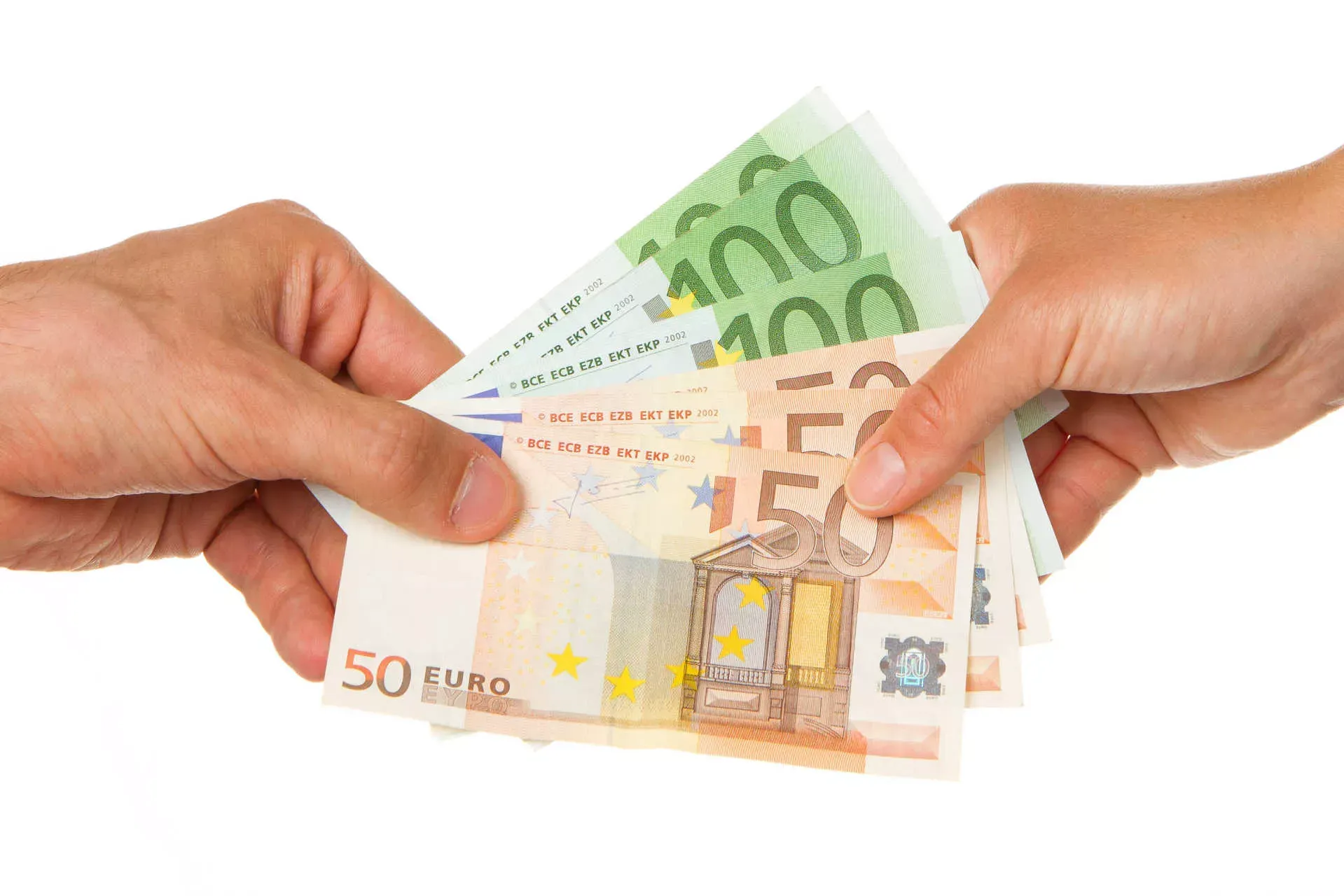 Männerhand übergibt Fächer von Euro-Geldscheinen an Frauenhand. Bild: IMAGO / YAY Images / Micha Klootwijk Männerhand übergibt Fächer von Euro-Geldscheinen an Frauenhand. Bild: IMAGO / YAY Images / Micha Klootwijk