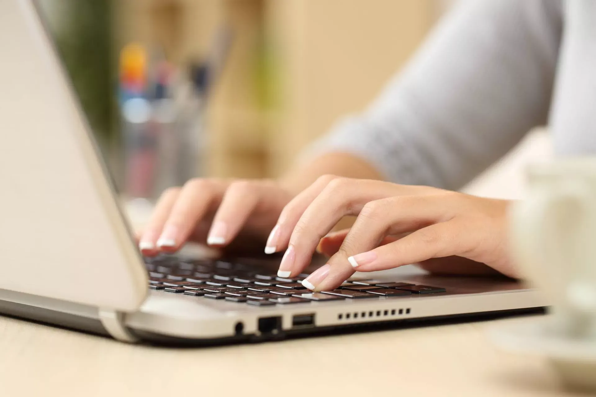 Hände einer Frau tippen auf der Tastatur eines Laptops. Bild: IMAGO / Panthermedia Hände einer Frau tippen auf der Tastatur eines Laptops. Bild: IMAGO / Panthermedia