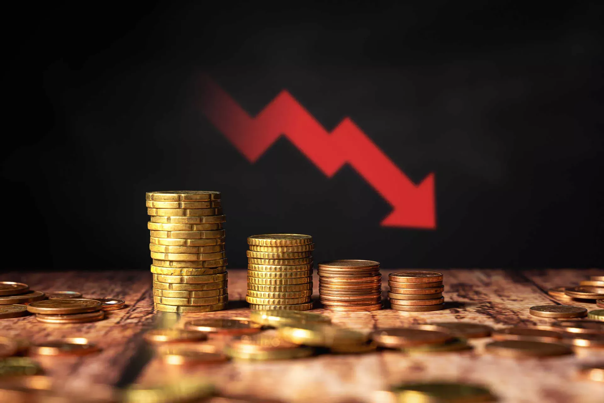 Inflation: Stapel von Euromünzen mit rotem Abwärtspfeil. Bild: IMAGO / Bihlmayerfotografie Inflation: Stapel von Euromünzen mit rotem Abwärtspfeil. Bild: IMAGO / Bihlmayerfotografie