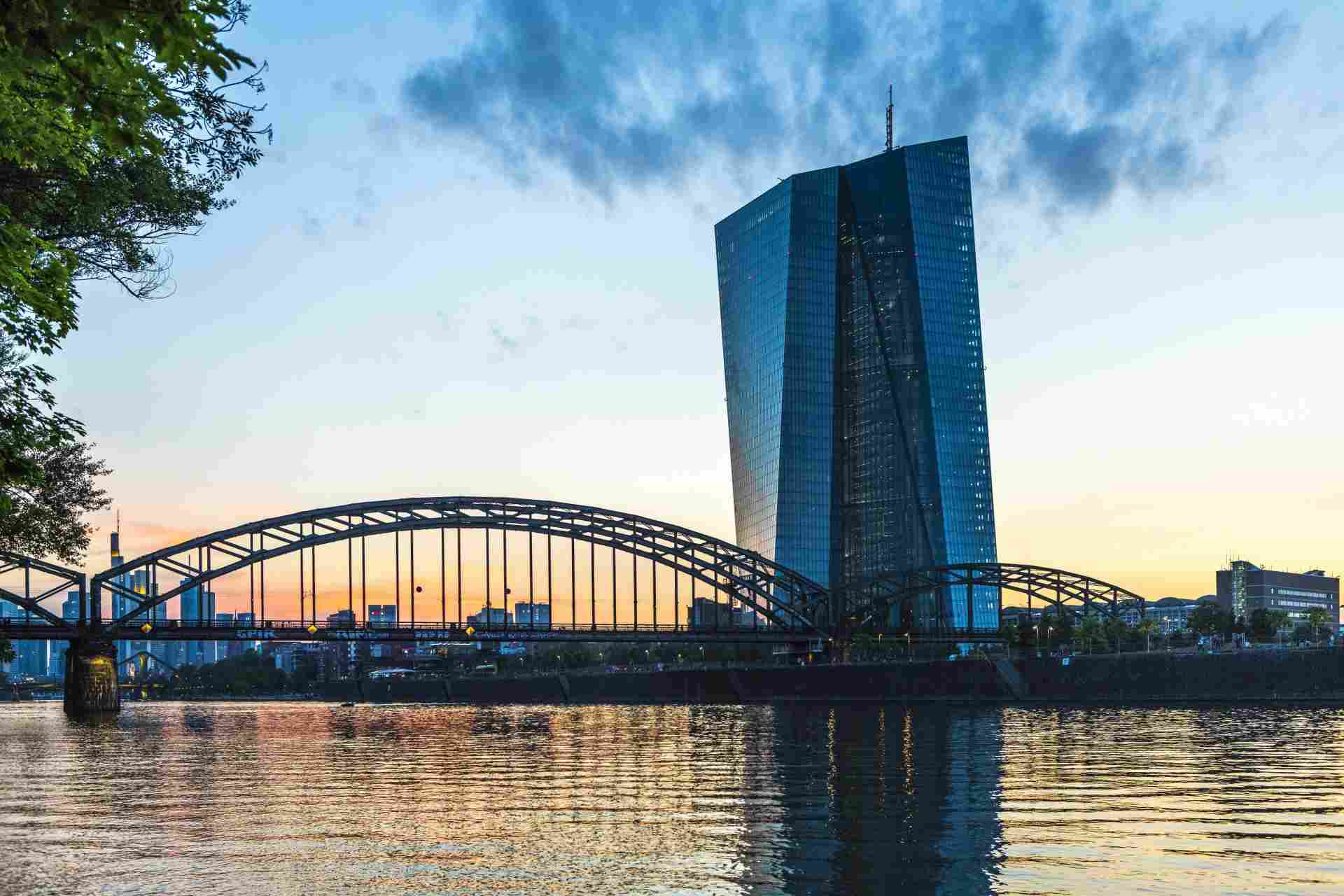 Europäische Zentralbank EZB Skyline bei Abenddämmerung. Bild: IMAGO / imagebroker / Georg Stelzner Europäische Zentralbank EZB Skyline bei Abenddämmerung. Bild: IMAGO / imagebroker / Georg Stelzner