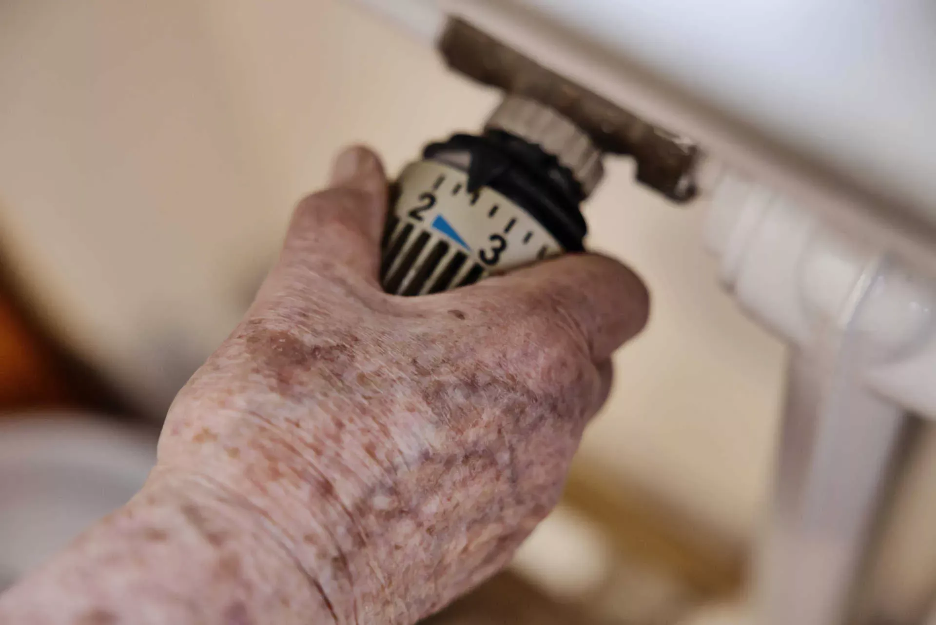 Hand einer Seniorin auf dem Thermostat einer Heizung. Bild: IMAGO / imagebroker / Jan Tepass Hand einer Seniorin auf dem Thermostat einer Heizung. Bild: IMAGO / imagebroker / Jan Tepass