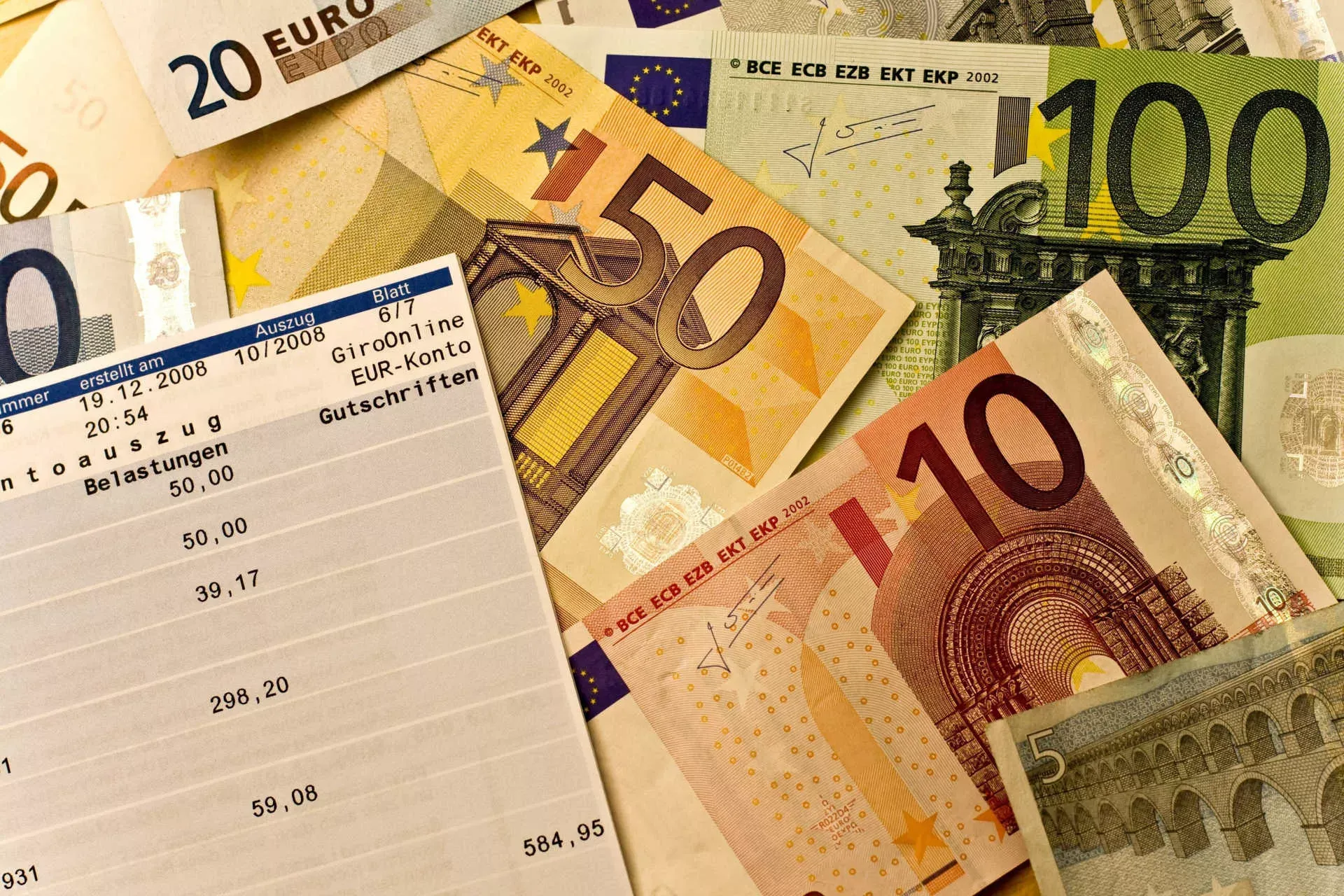 Kontoauszug Girokonto mit Euro-Geldscheinen. Bild: IMAGO / agefotostock / Michael Biehler Kontoauszug Girokonto mit Euro-Geldscheinen. Bild: IMAGO / agefotostock / Michael Biehler