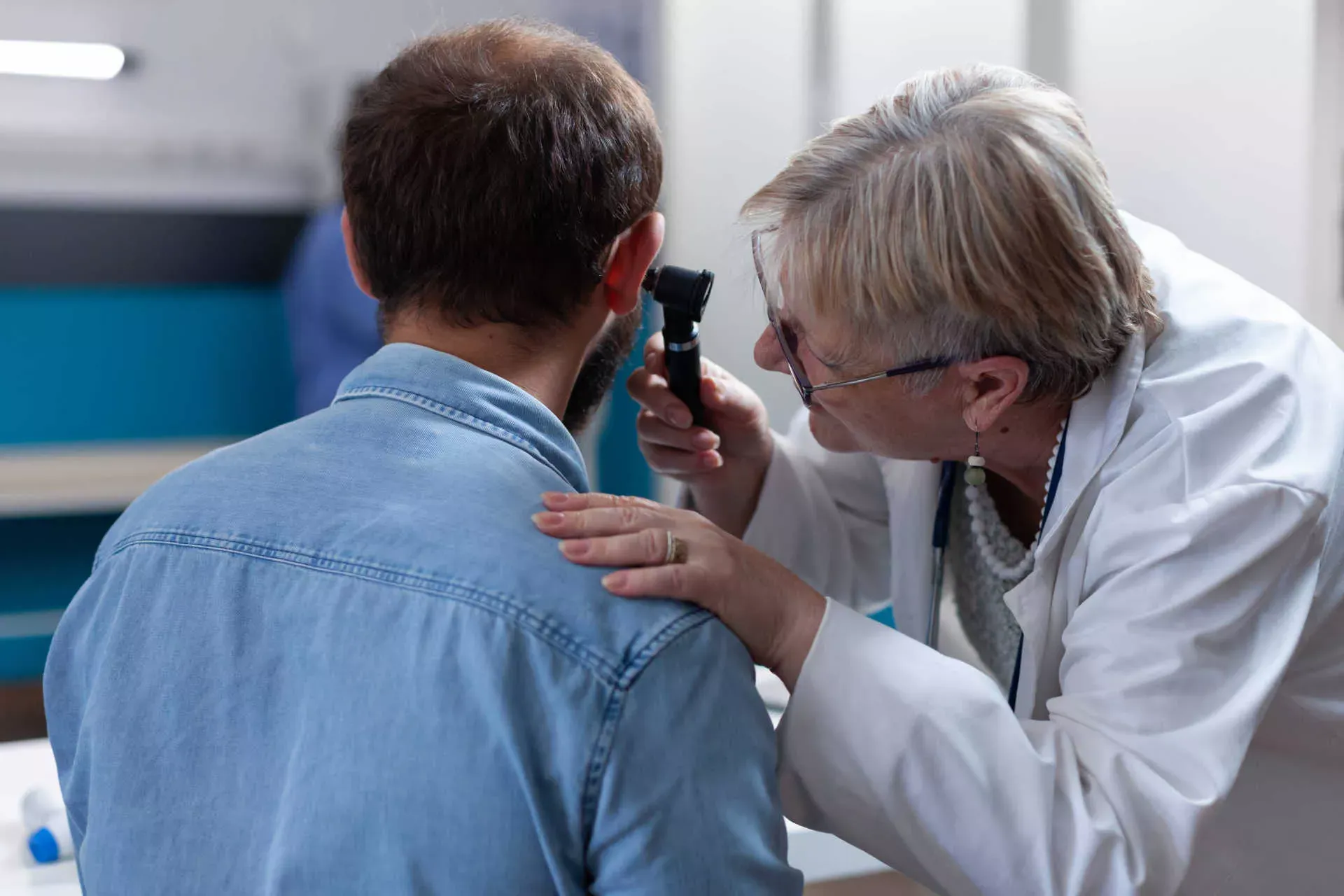 HNO-Arzt untersucht das Ohr eines männlichen Patienten mit einem Otoskop. Bild: IMAGO / YAY Images / Dragos Condrea HNO-Arzt untersucht das Ohr eines männlichen Patienten mit einem Otoskop. Bild: IMAGO / YAY Images / Dragos Condrea