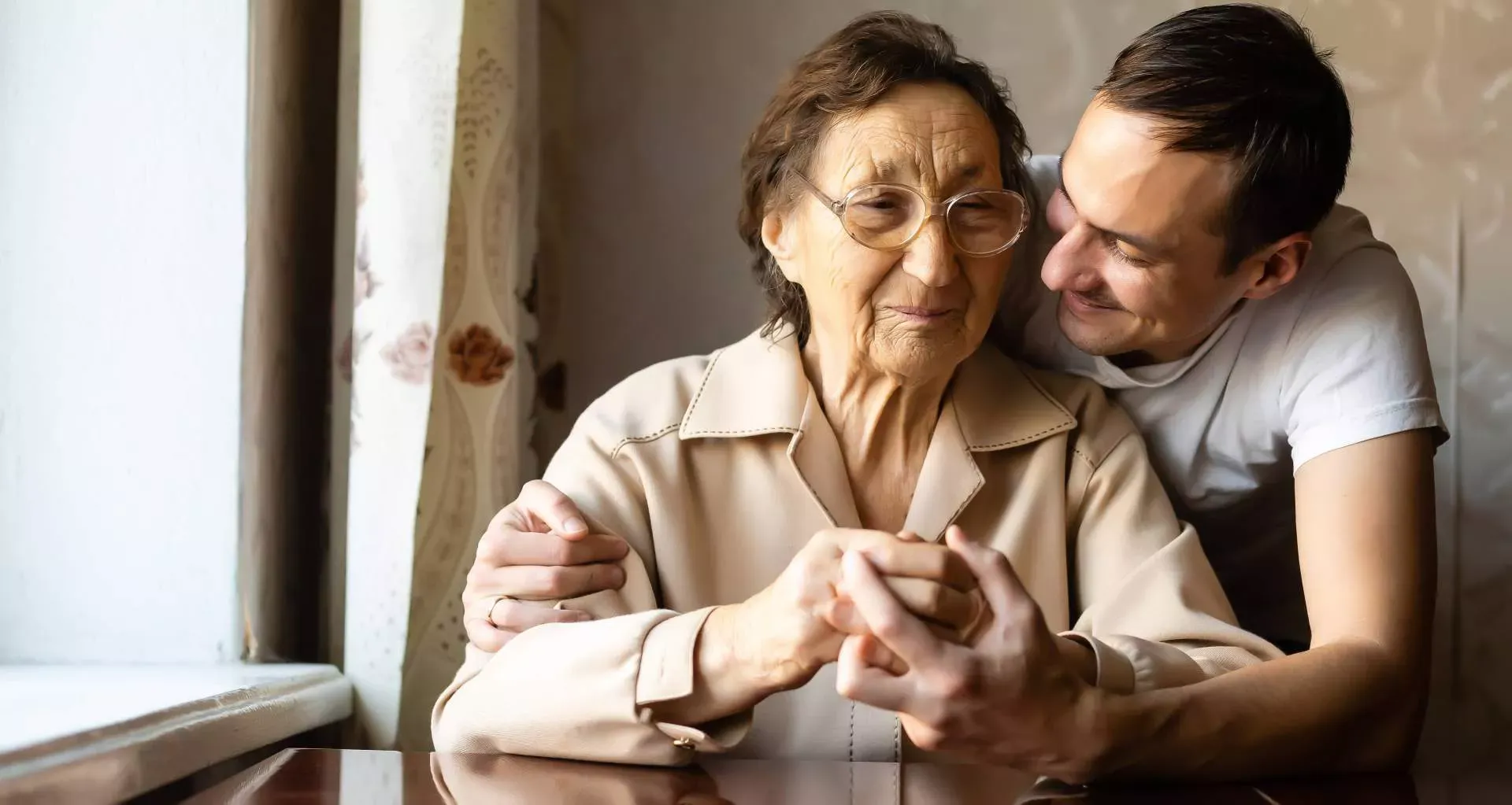 Seniorin mit erwachsenem Sohn (Bild: IMAGO / YAY Images) Seniorin mit erwachsenem Sohn (Bild: IMAGO / YAY Images)