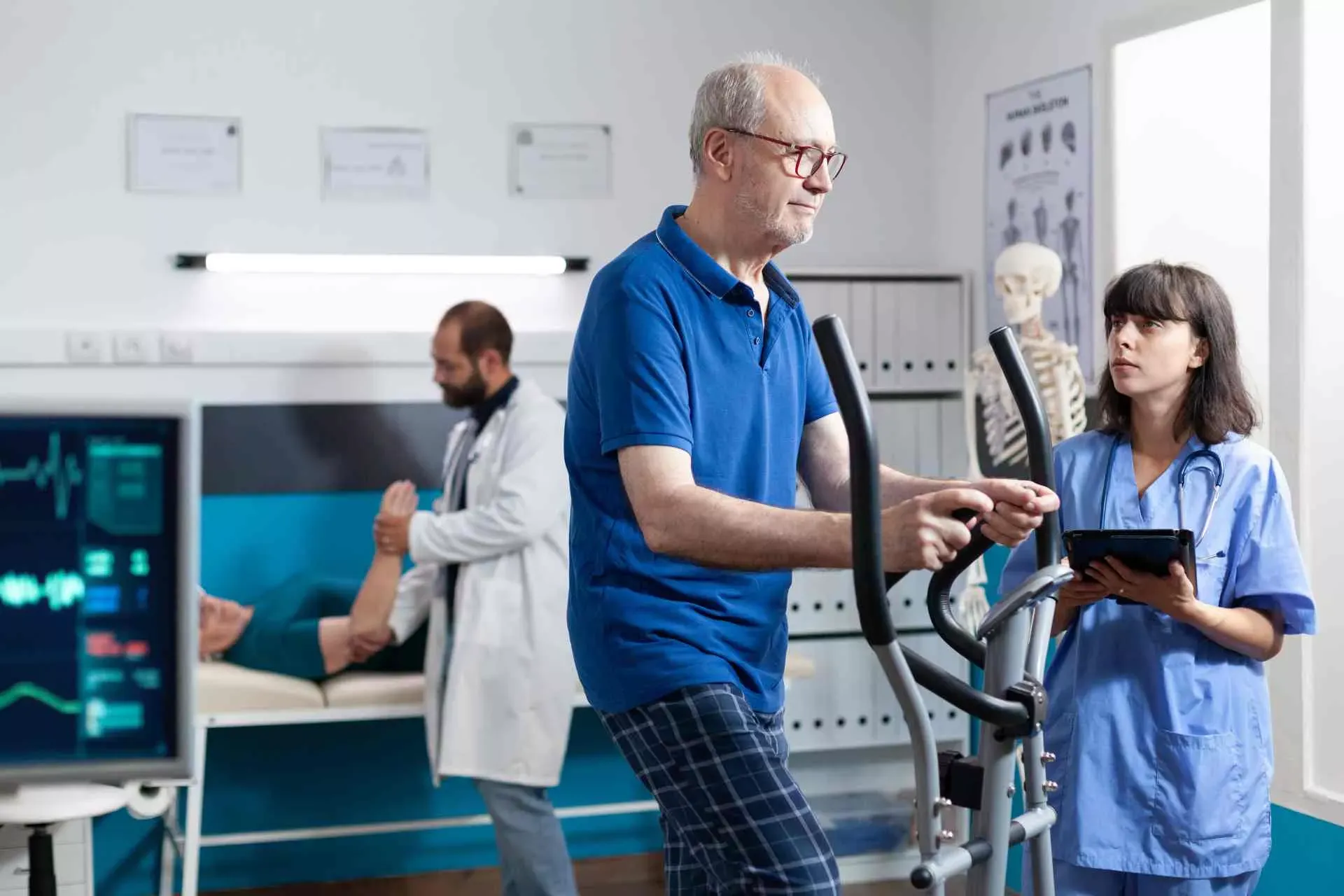 Reha-Patient auf einem Crosstrainer. Bild: IMAGO / YAY Images / Dragos Condrea Reha-Patient auf einem Crosstrainer. Bild: IMAGO / YAY Images / Dragos Condrea