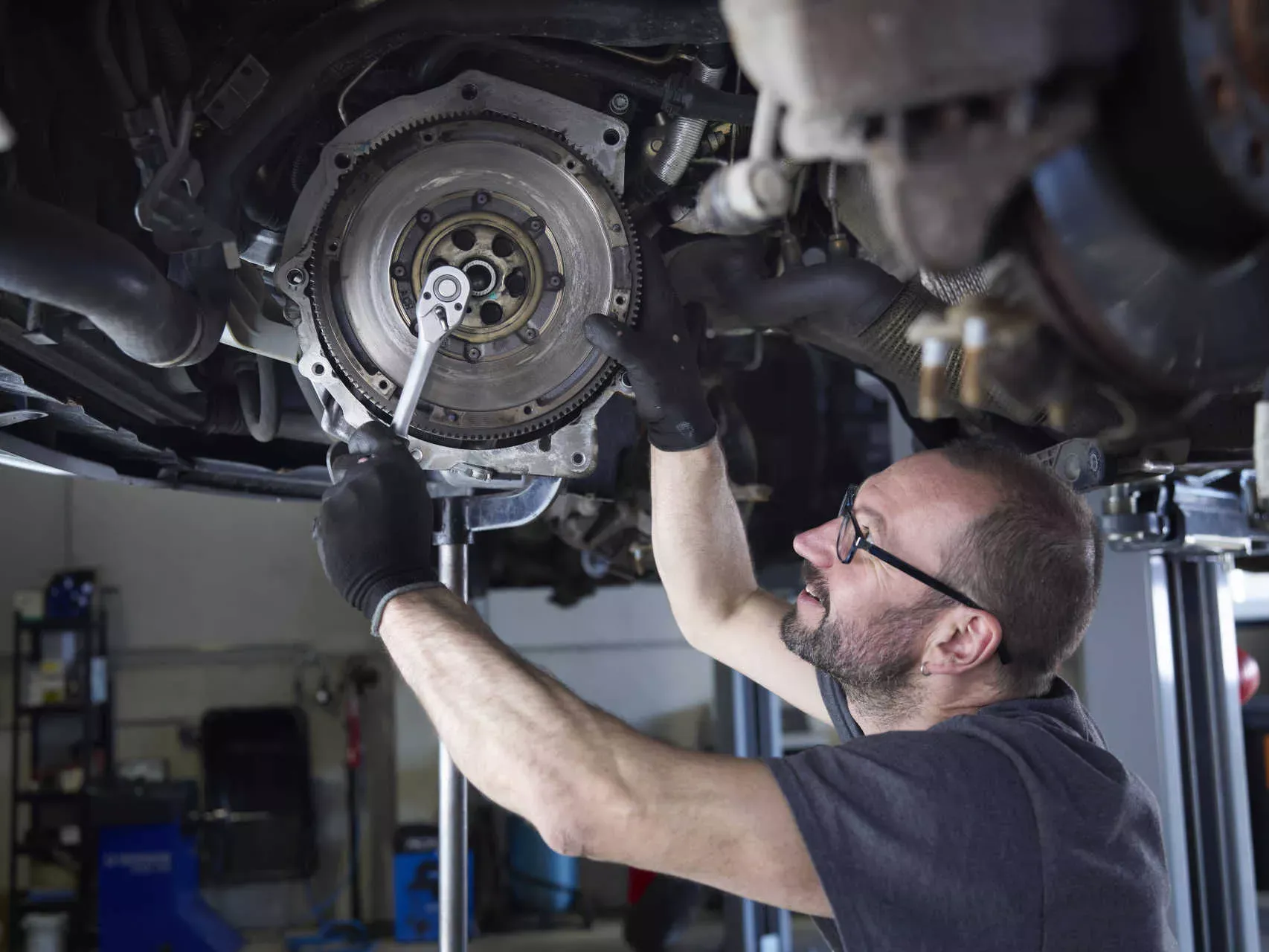 Mechatroniker arbeitet in der Kfz-Werkstatt an einem Autorad. Bild: IMAGO / Westend61 / Christian Vorhofer Mechatroniker arbeitet in der Kfz-Werkstatt an einem Autorad. Bild: IMAGO / Westend61 / Christian Vorhofer