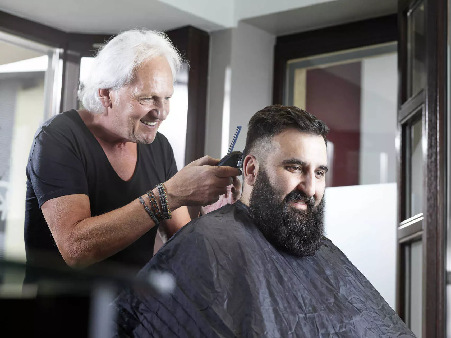 Friseur schneidet einem Kunden die Haare. Bild: IMAGO / Westend61 / Christian Vorhofer Friseur schneidet einem Kunden die Haare. Bild: IMAGO / Westend61 / Christian Vorhofer