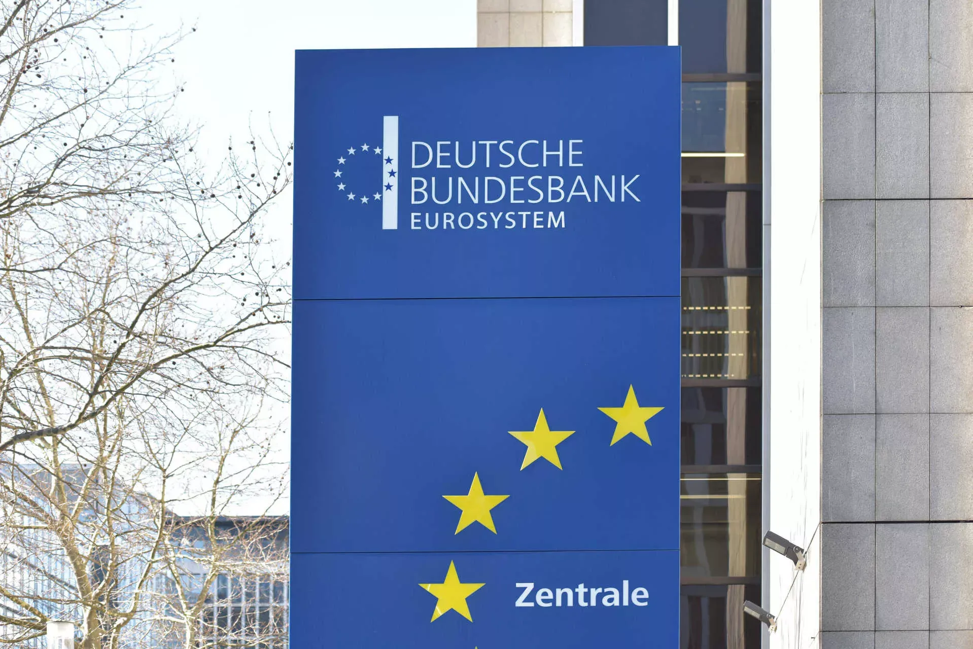 Deutsche Bundesbank Zentrale in Frankfurt, blaues Schild vor Gebäude. Bild: IMAGO / Jan Huebner / Blatterspiel Deutsche Bundesbank Zentrale in Frankfurt, blaues Schild vor Gebäude. Bild: IMAGO / Jan Huebner / Blatterspiel