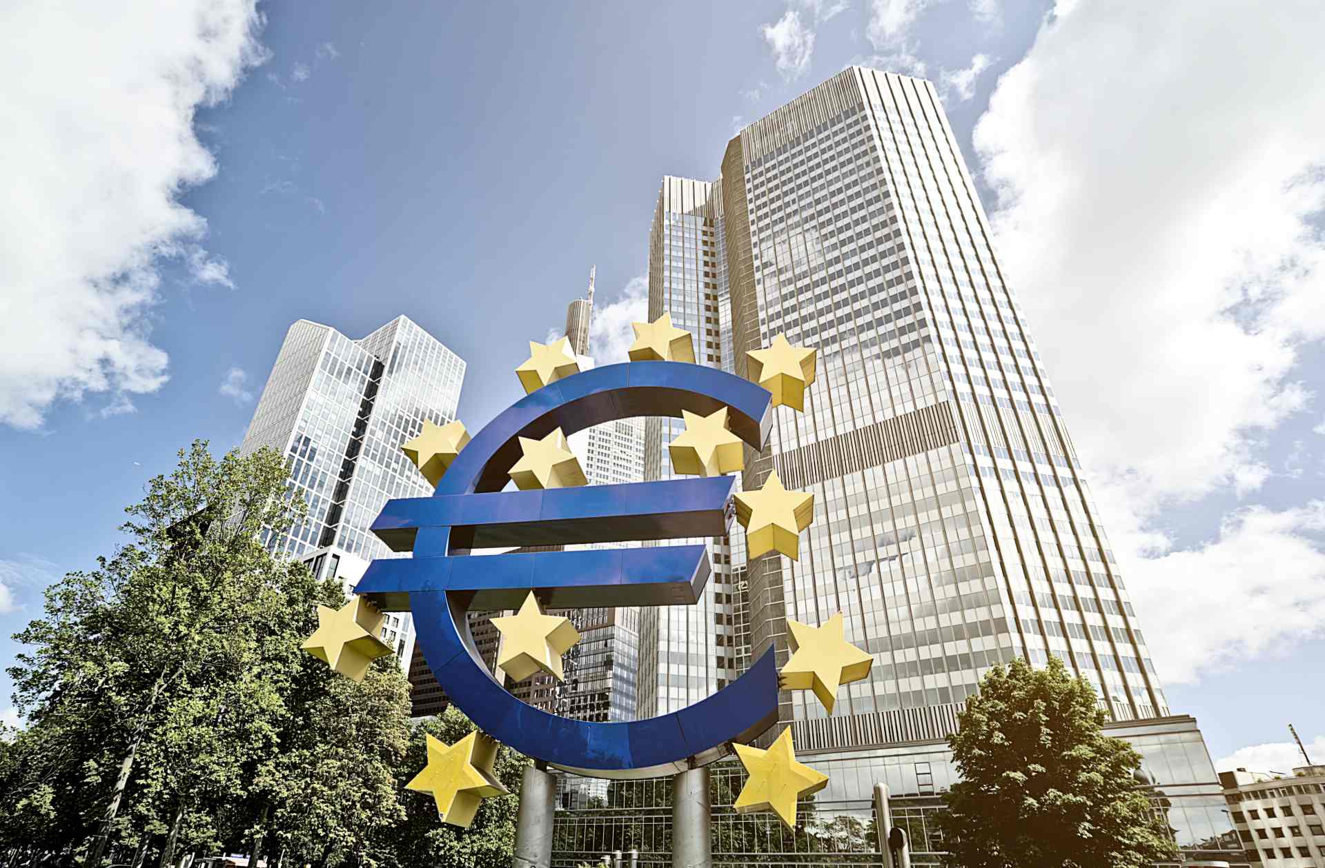 Europäische Zentralbank EZB in Frankfurt mit Eurosymbol vor dem Gebäude. Bild: IMAGO / Zoonar Europäische Zentralbank EZB in Frankfurt mit Eurosymbol vor dem Gebäude. Bild: IMAGO / Zoonar