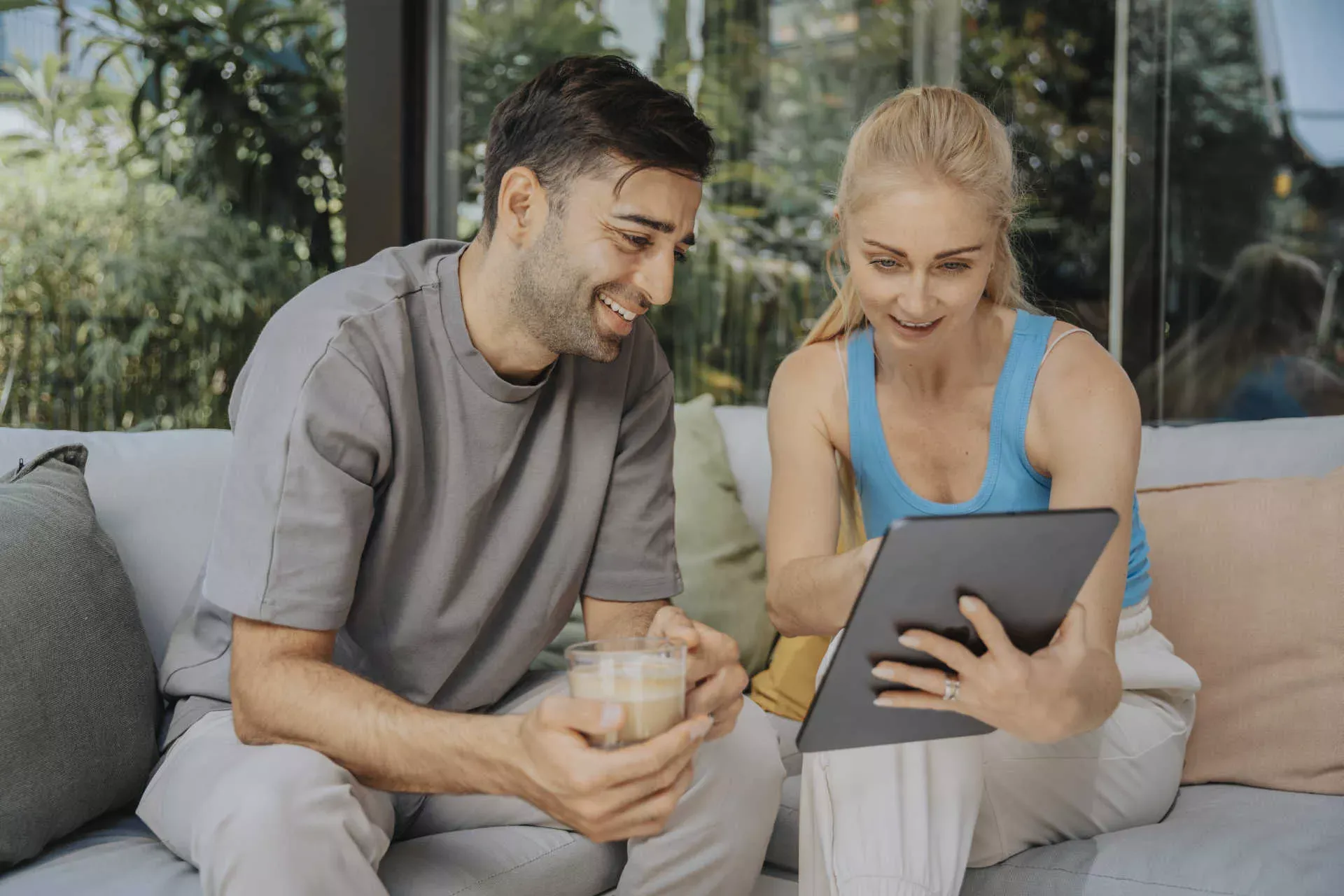 Junges Paar sitzt auf dem Sofa und schaut auf ein Tablet, Mann hält eine Tasse Kaffee. Bild: IMAGO / Westend61 / Mareen Fischinger Junges Paar sitzt auf dem Sofa und schaut auf ein Tablet, Mann hält eine Tasse Kaffee. Bild: IMAGO / Westend61 / Mareen Fischinger