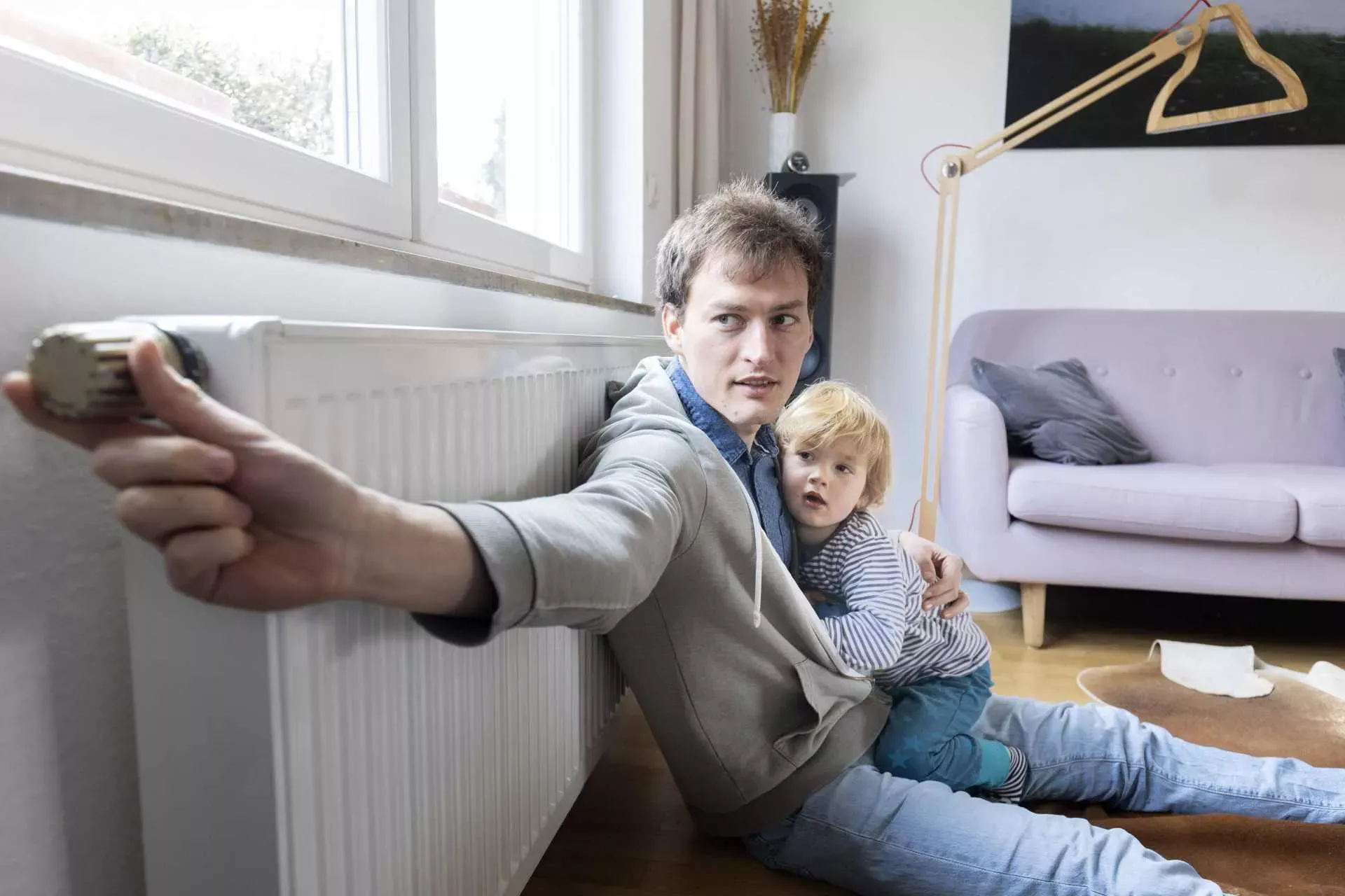 Mann dreht am Thermostat seiner Heizung. (Bild: IMAGO/photolek/Ute Grabowsky) Mann dreht am Thermostat seiner Heizung. (Bild: IMAGO/photolek/Ute Grabowsky)